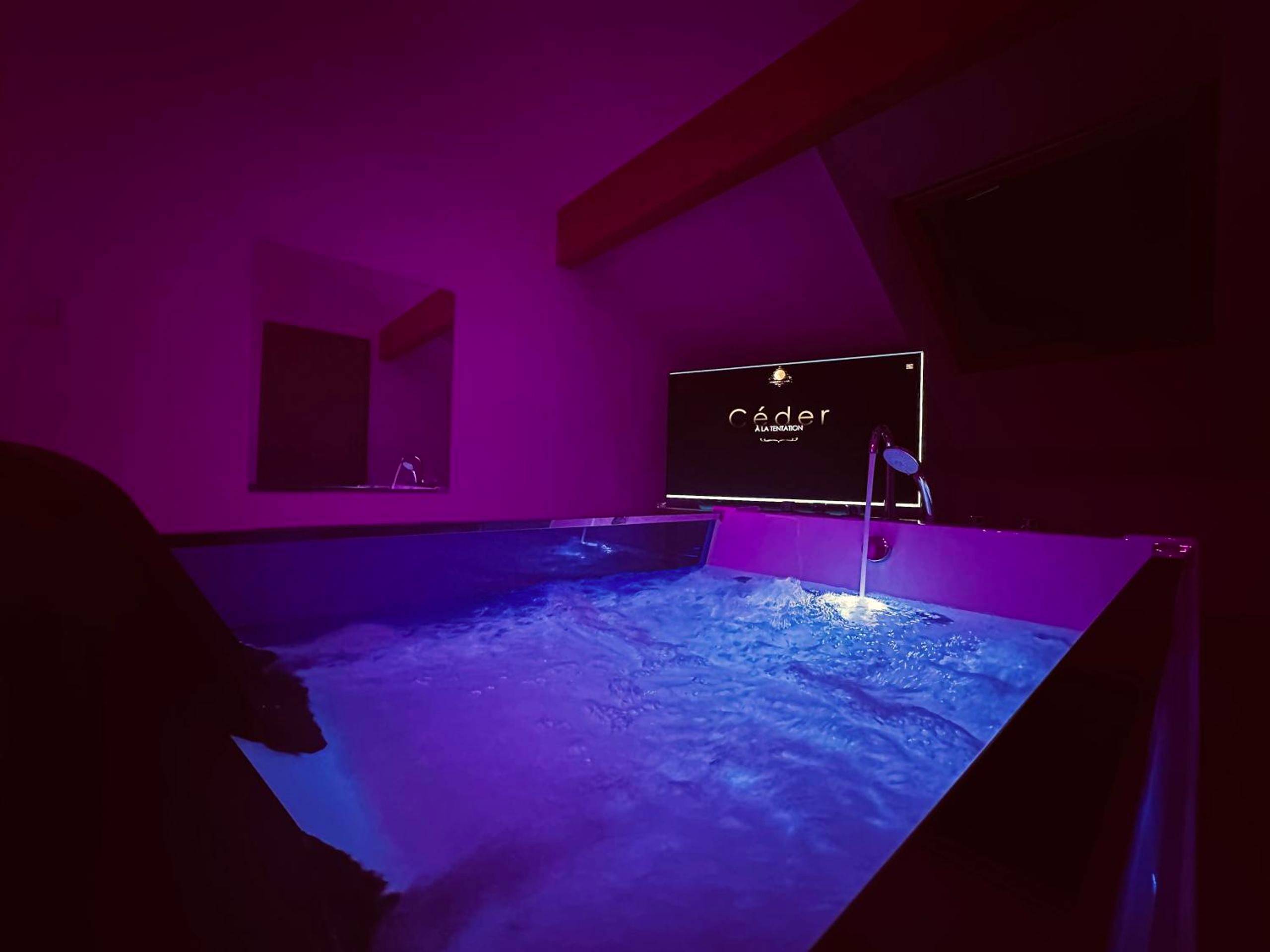 Jacuzzi privatif avec éclairage rose et TV - Love Room Réding - Cocon du Haut - Le Rêve d’une Nuit (suite CHARNELLE)