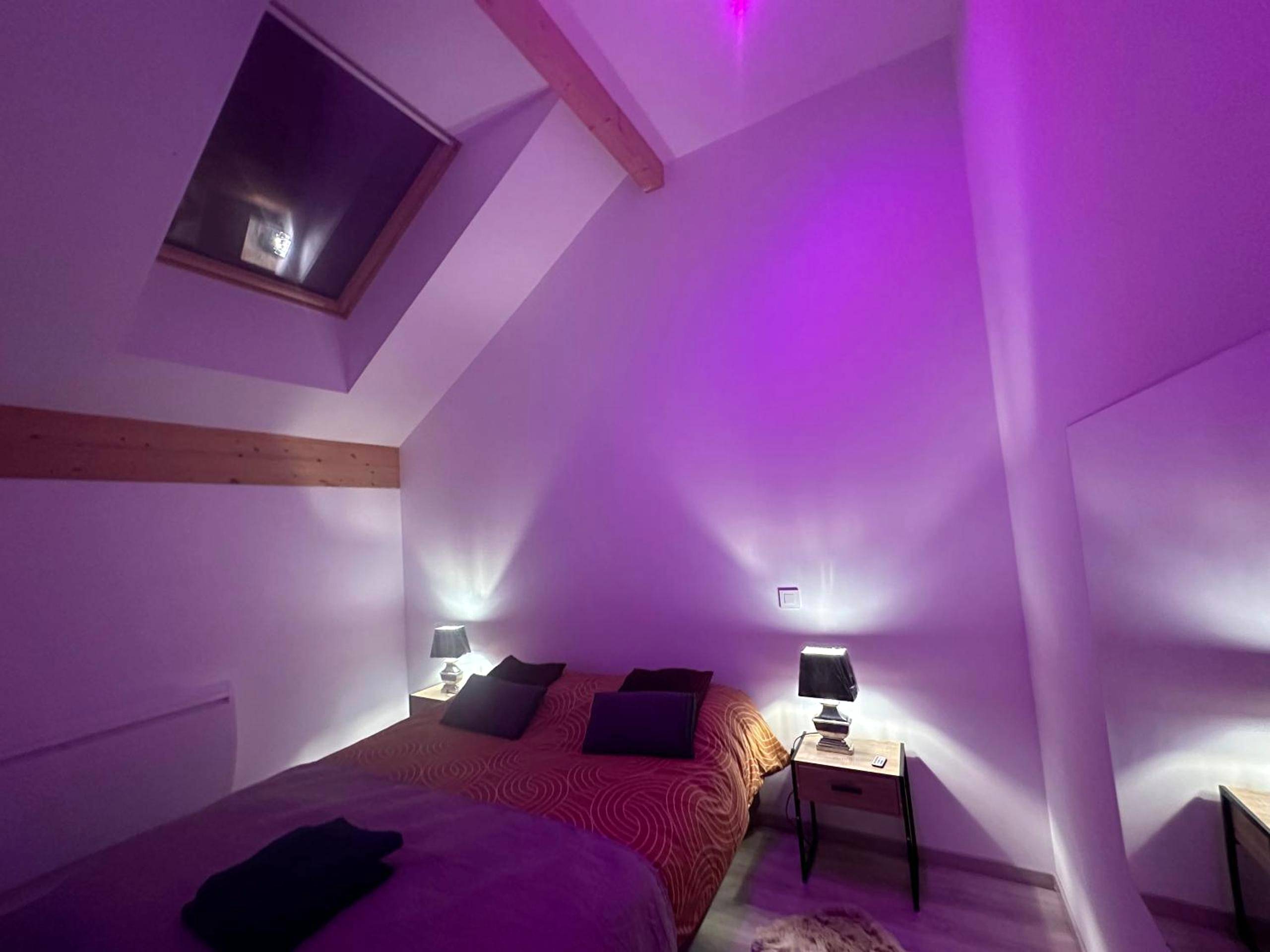 Chambre sous comble avec ambiance tamisée rose - Cocon du Haut - Le Rêve d’une Nuit (suite CHARNELLE)