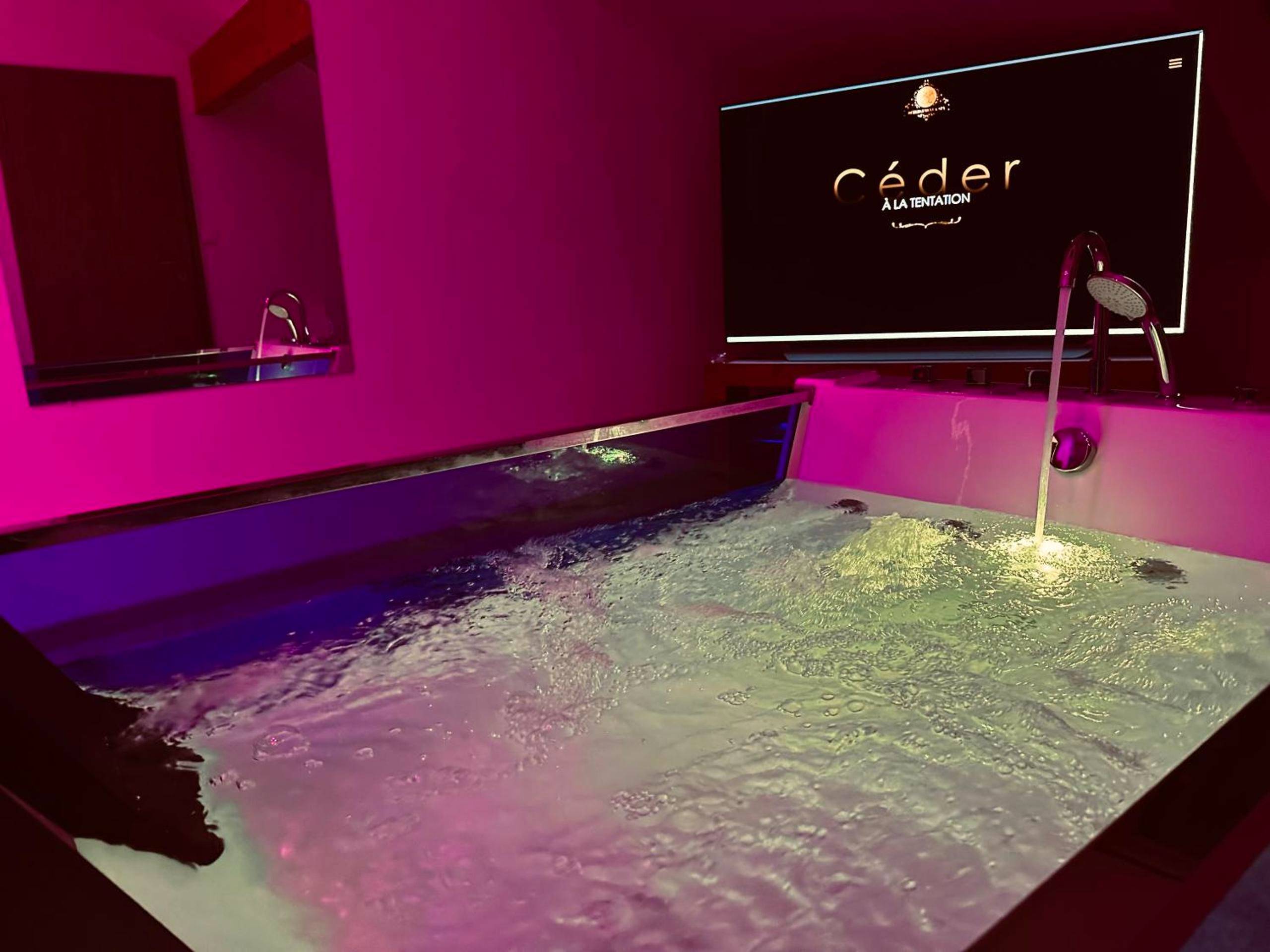 Baignoire balnéo avec cascade d'eau et écran TV - Cocon du Haut - Le Rêve d’une Nuit (suite CHARNELLE)