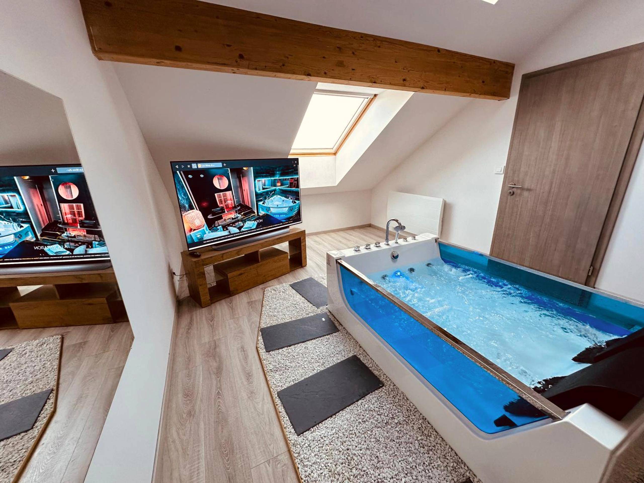Espace détente avec jacuzzi vitré et TV - Cocon du Haut - Le Rêve d’une Nuit (suite CHARNELLE)