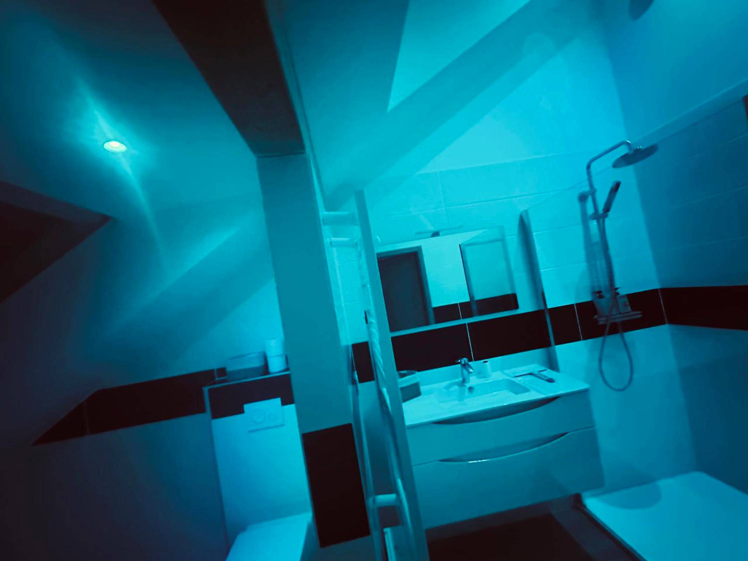 Salle de bain moderne avec douche et lumière bleue - Cocon du Haut - Le Rêve d’une Nuit (suite CHARNELLE)
