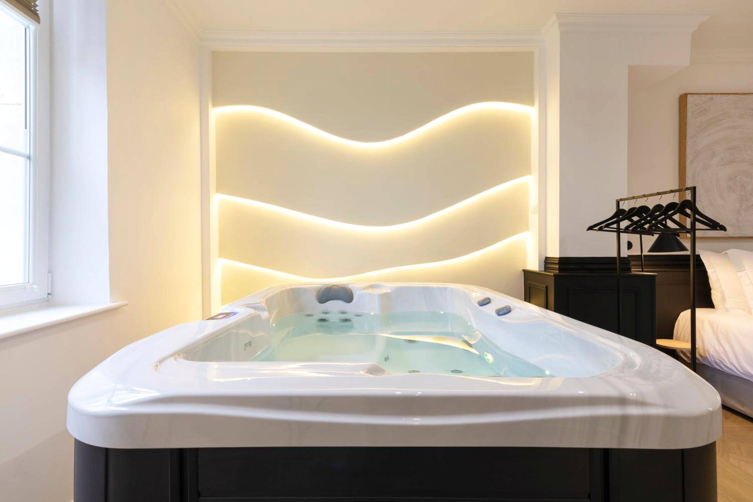 Jacuzzi privatif avec mur lumineux design - Love Room Nancy - Le Rêve de Stanislas - Jacuzzi