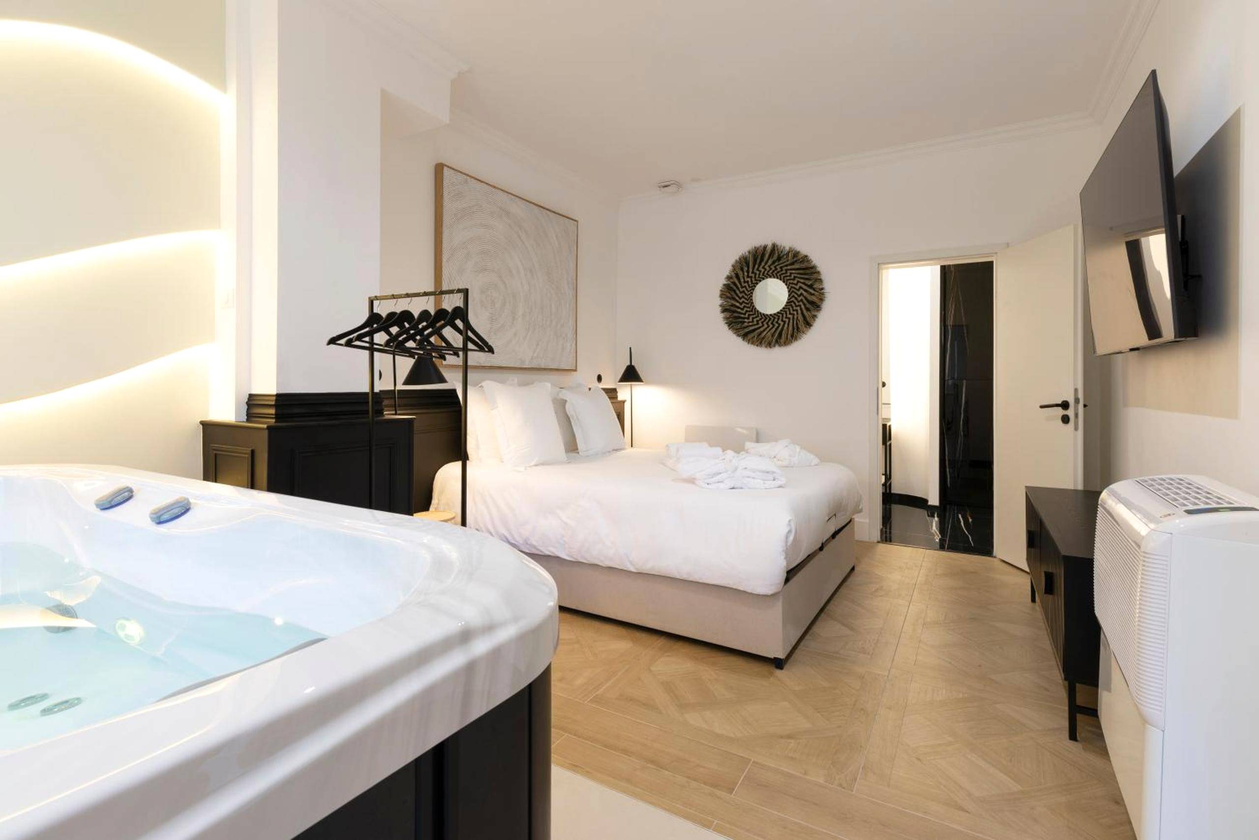 Chambre avec lit king size et jacuzzi - Le Rêve de Stanislas - Jacuzzi