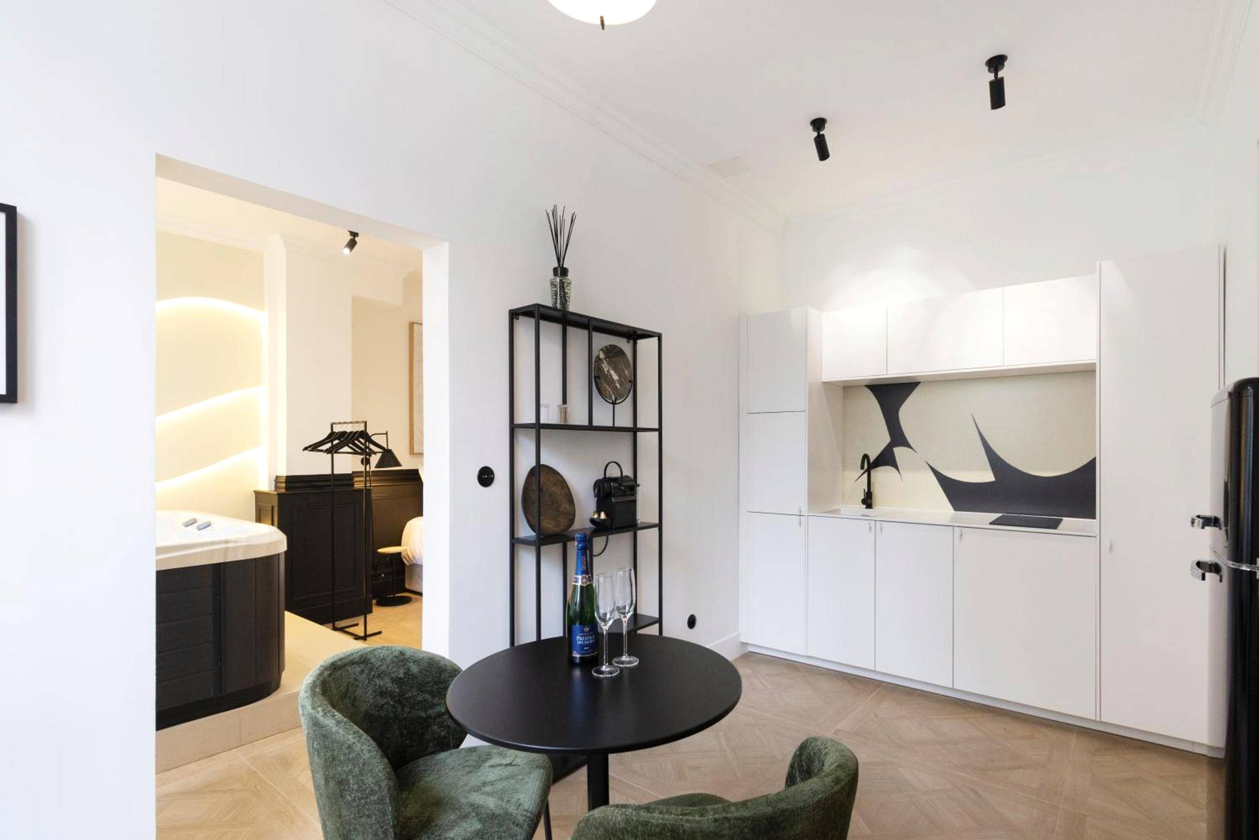 Espace cuisine et coin repas avec champagne - Le Rêve de Stanislas - Jacuzzi