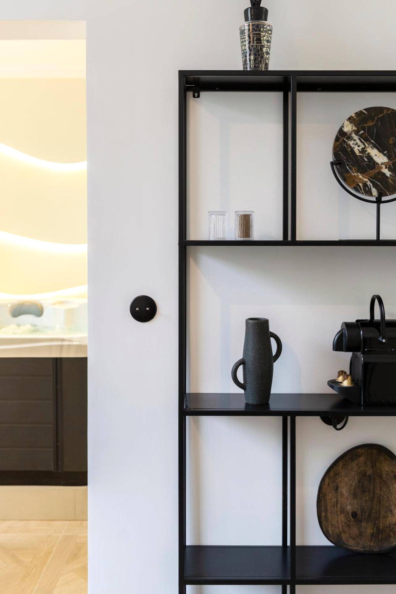 Étagère design avec machine à café et déco - Le Rêve de Stanislas - Jacuzzi