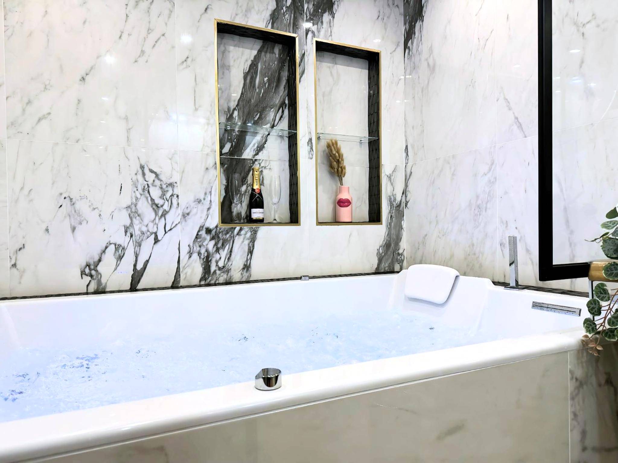 Vue du logement - Love Room Paris - La Rêverie - Love Room Paris - Jacuzzi Pro