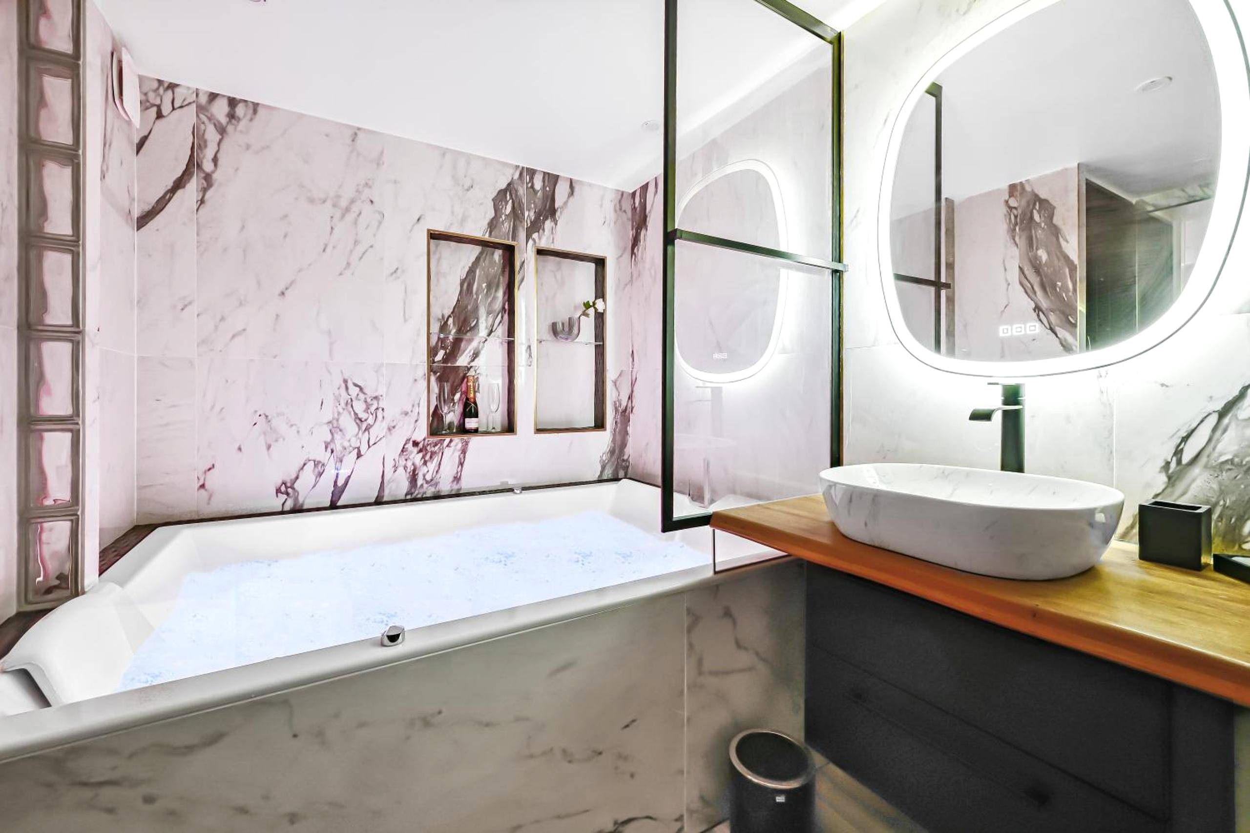 Photo du logement - La Rêverie - Love Room Paris - Jacuzzi Pro