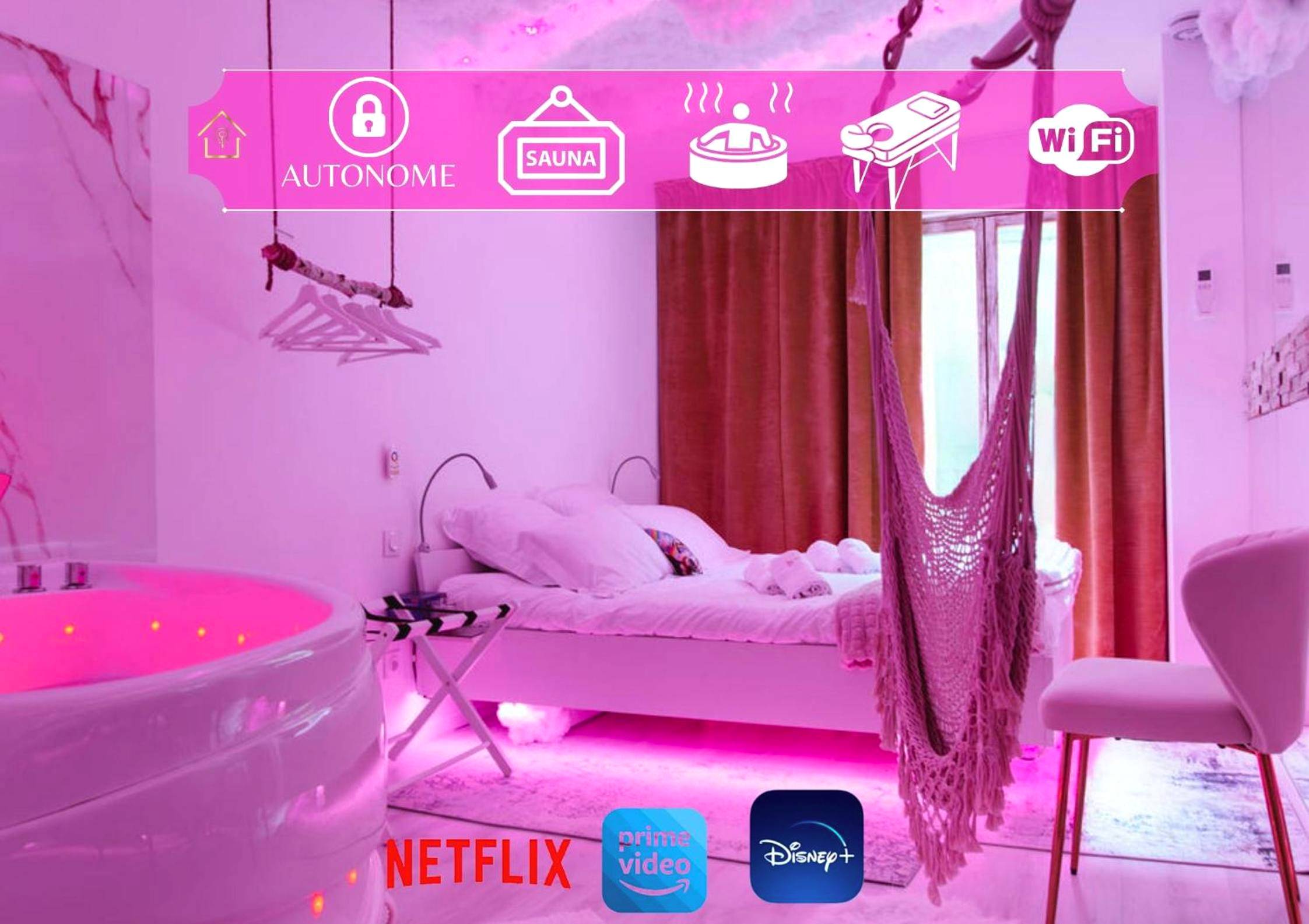 Chambre avec balancelle et éclairage rose - Love Room Vierzon - La Rêverie : Sauna Privé Jacuzzi et Table Massage