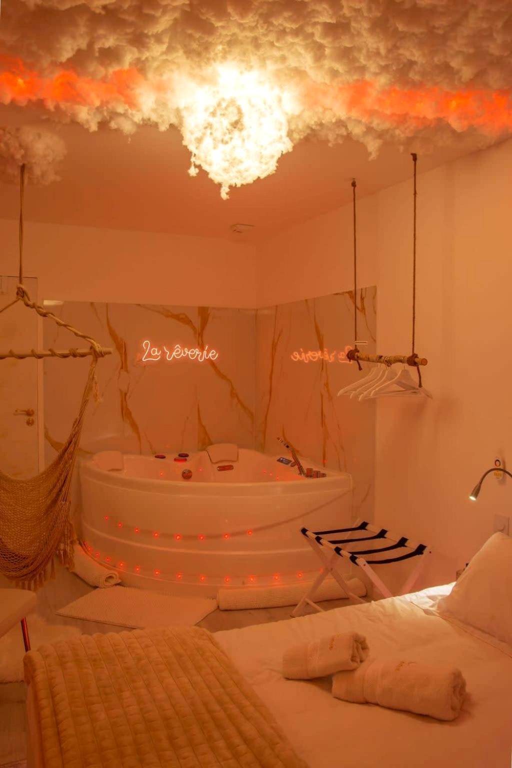 Photo du logement - La Rêverie : Sauna Privé Jacuzzi et Table Massage - Vierzon