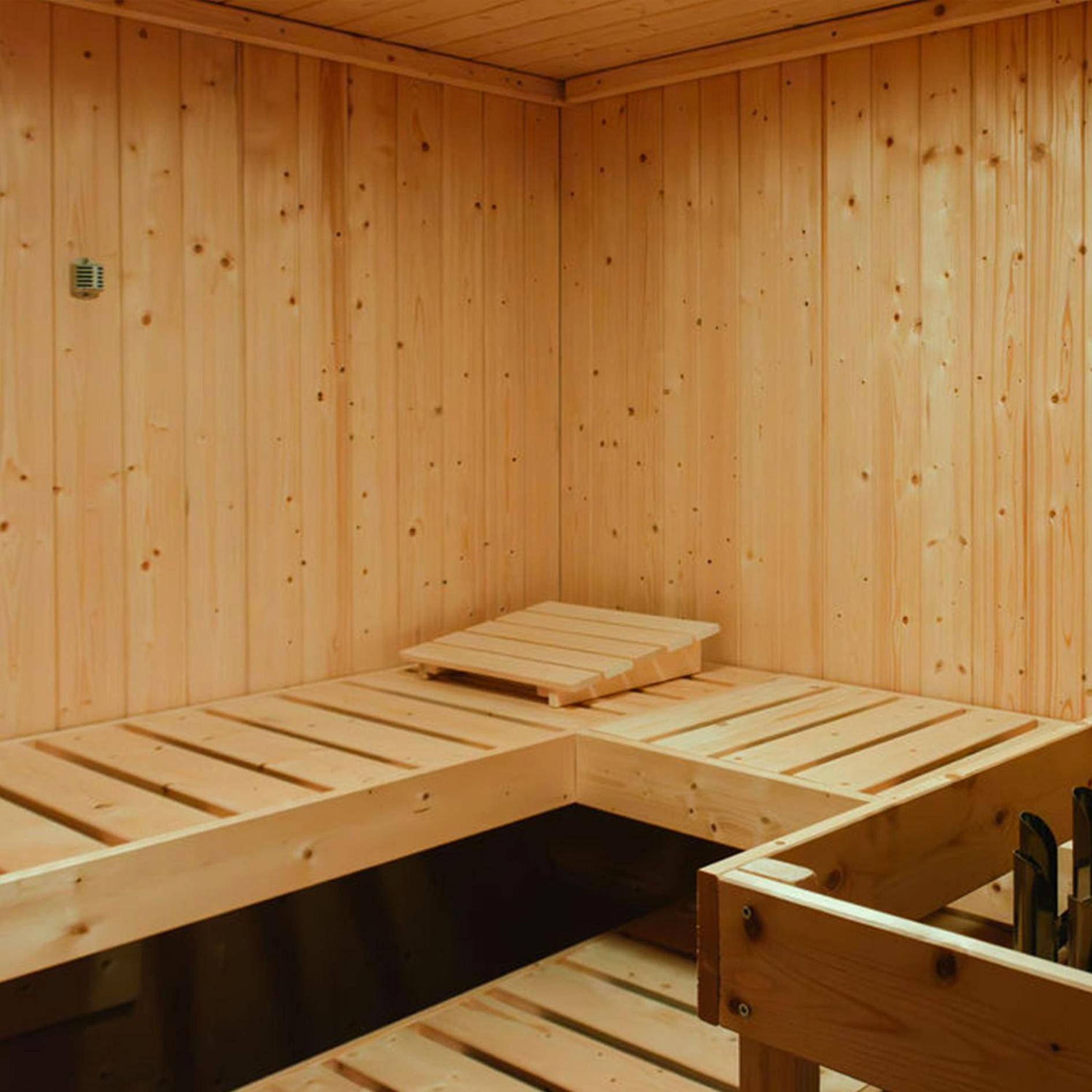 Sauna traditionnel en bois clair - La Rêverie : Sauna Privé Jacuzzi et Table Massage