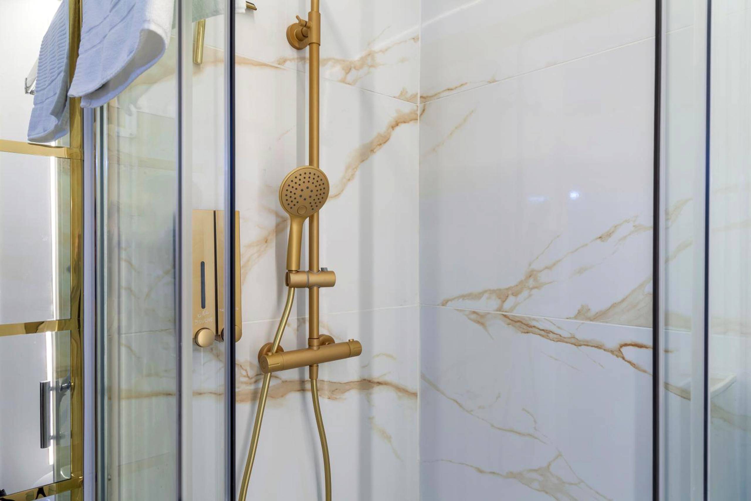 Douche à l'italienne avec robinetterie dorée - La Rêverie : Sauna Privé Jacuzzi et Table Massage