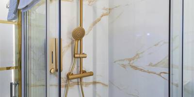 Douche à l'italienne avec robinetterie dorée - La Rêverie : Sauna Privé Jacuzzi et Table Massage