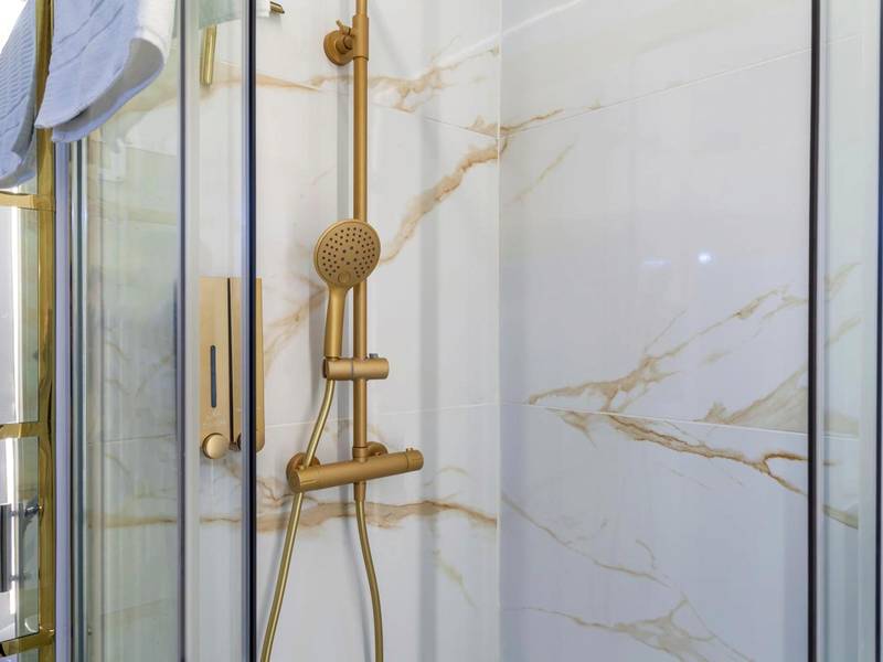 Douche à l'italienne avec robinetterie dorée - La Rêverie : Sauna Privé Jacuzzi et Table Massage