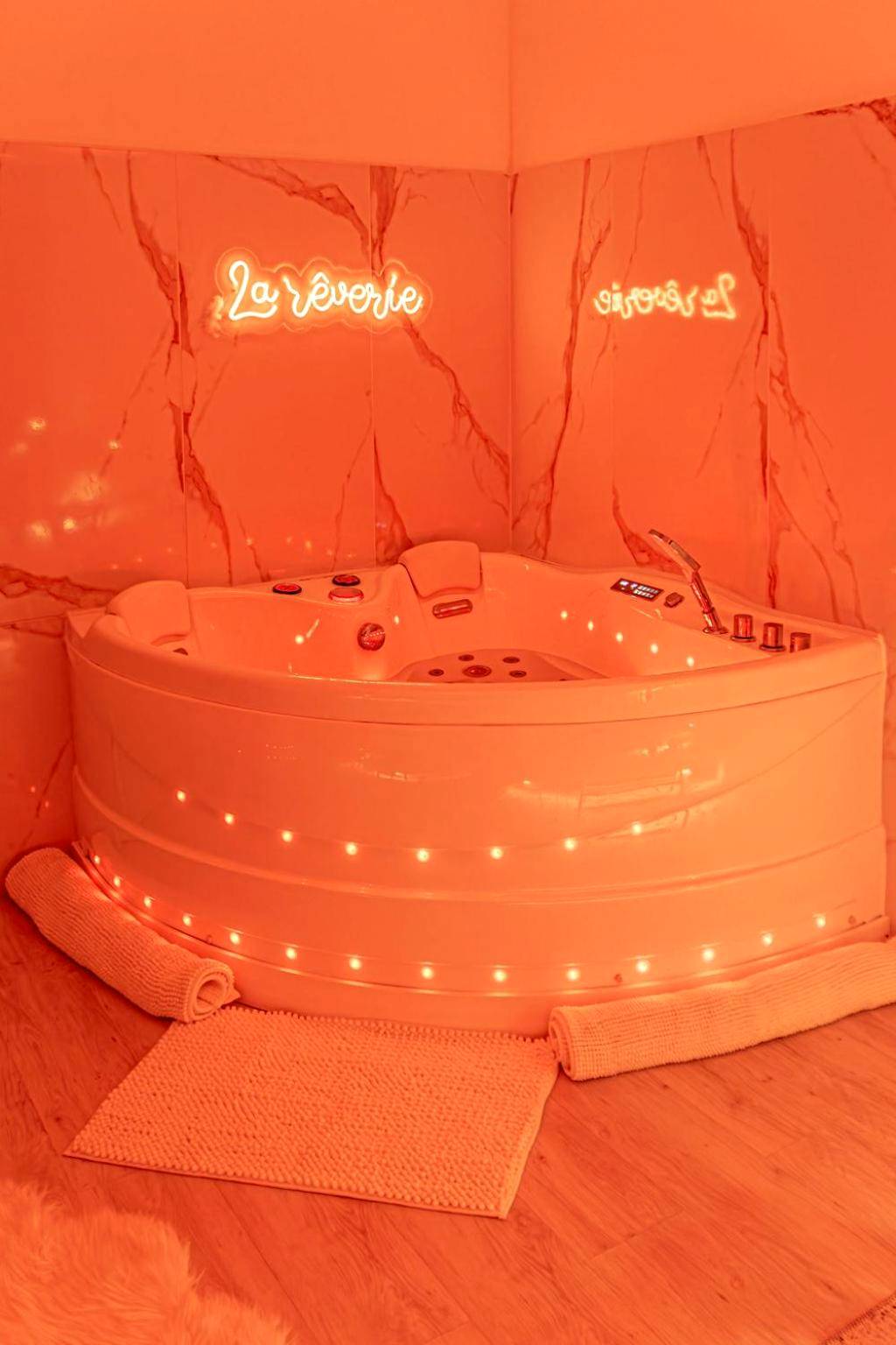 Jacuzzi d'angle avec néon décoratif - La Rêverie : Sauna Privé Jacuzzi et Table Massage