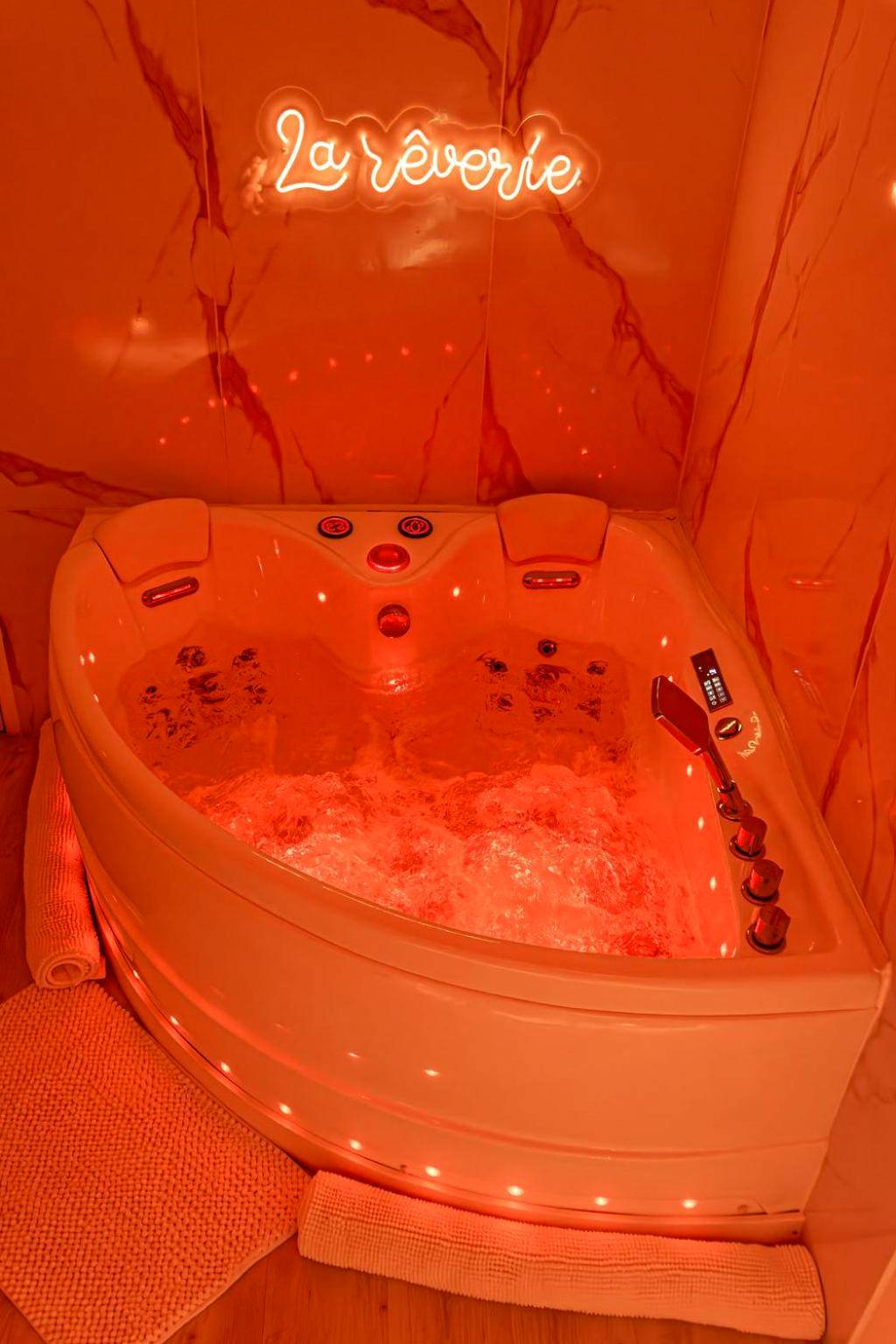 Photo du logement - La Rêverie : Sauna Privé Jacuzzi et Table Massage