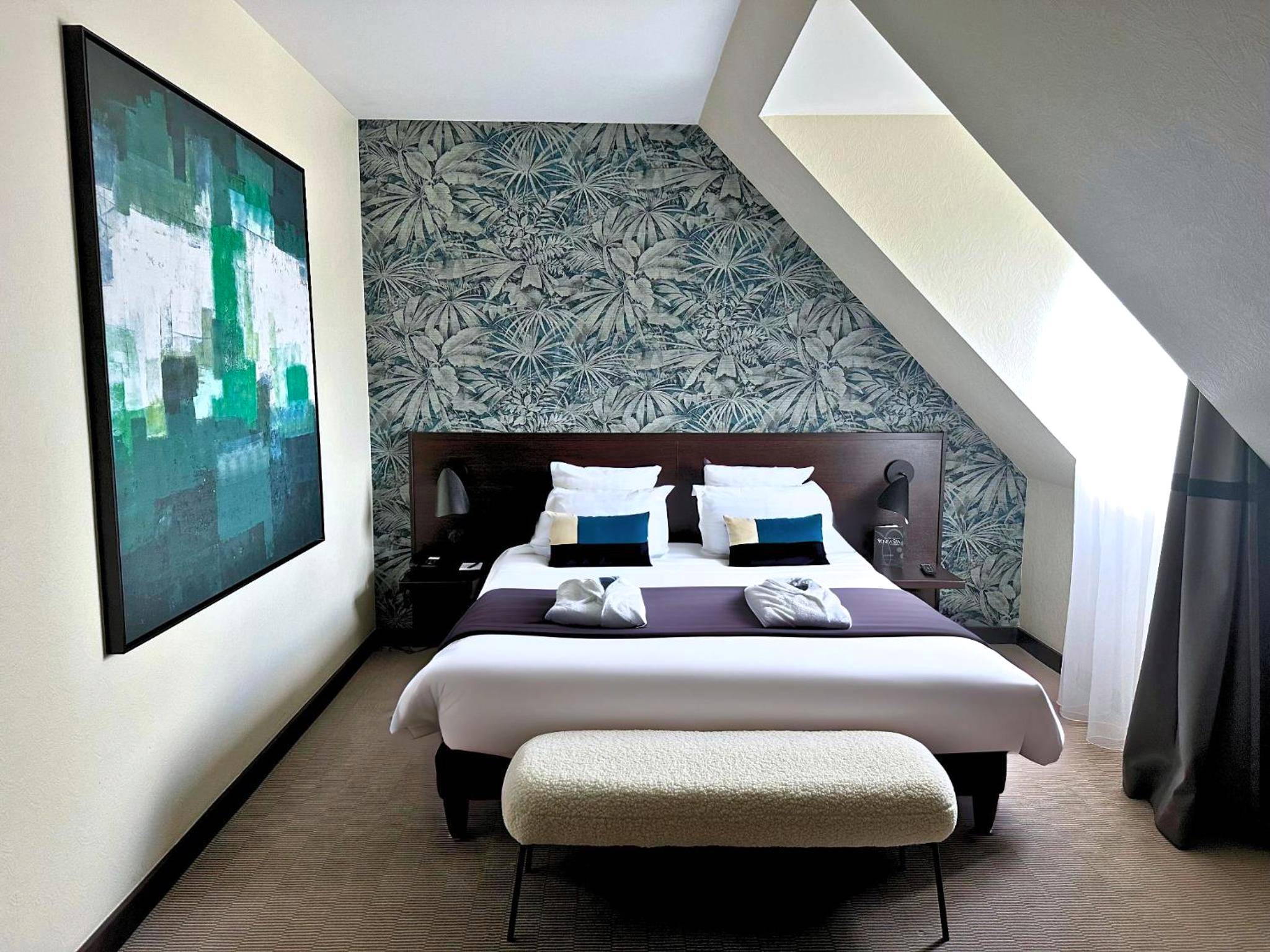 Chambre avec lit double et papier peint tropical - Le Richebourg Hôtel, Restaurant & Spa