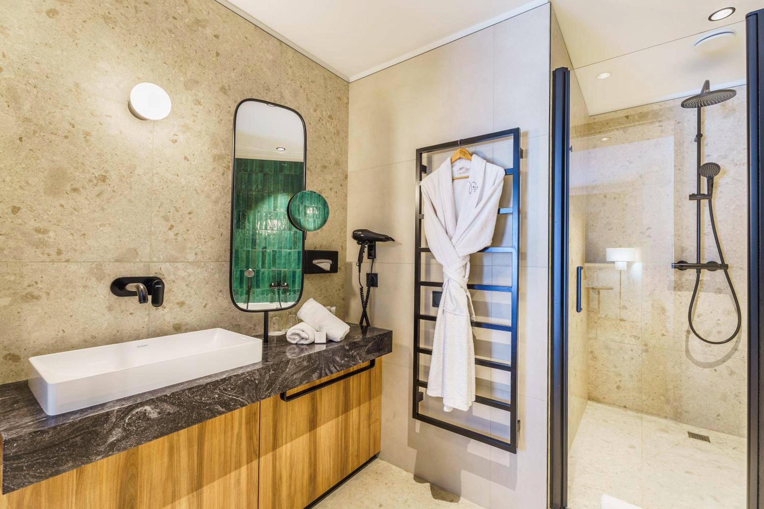 Salle de bain moderne avec douche à l'italienne - Le Richebourg Hôtel, Restaurant & Spa
