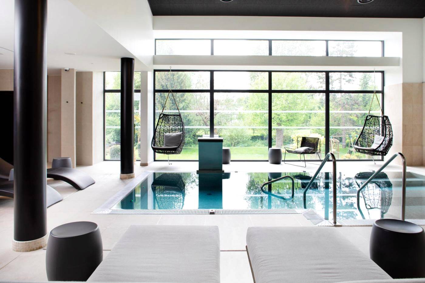 Espace spa avec piscine et chaises longues - Le Richebourg Hôtel, Restaurant & Spa