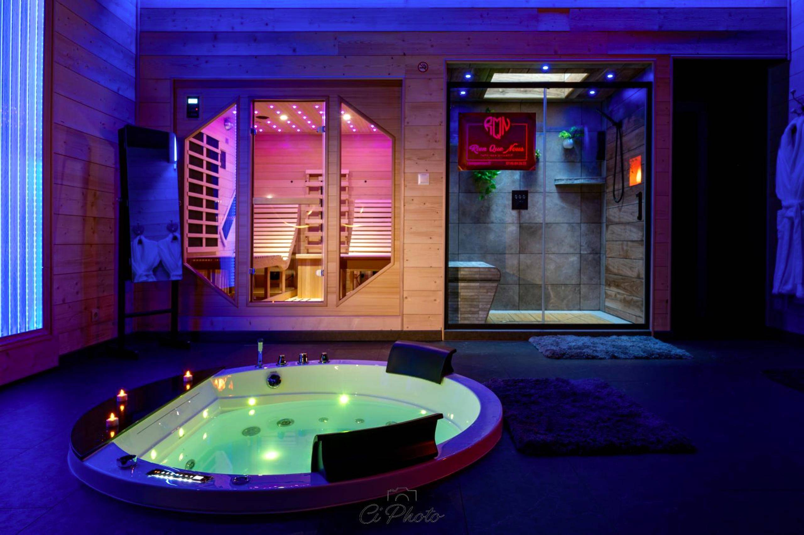 Jacuzzi rond, sauna et douche sensorielle - Love Room Moyeuvre - Grande - Rien Que Nous