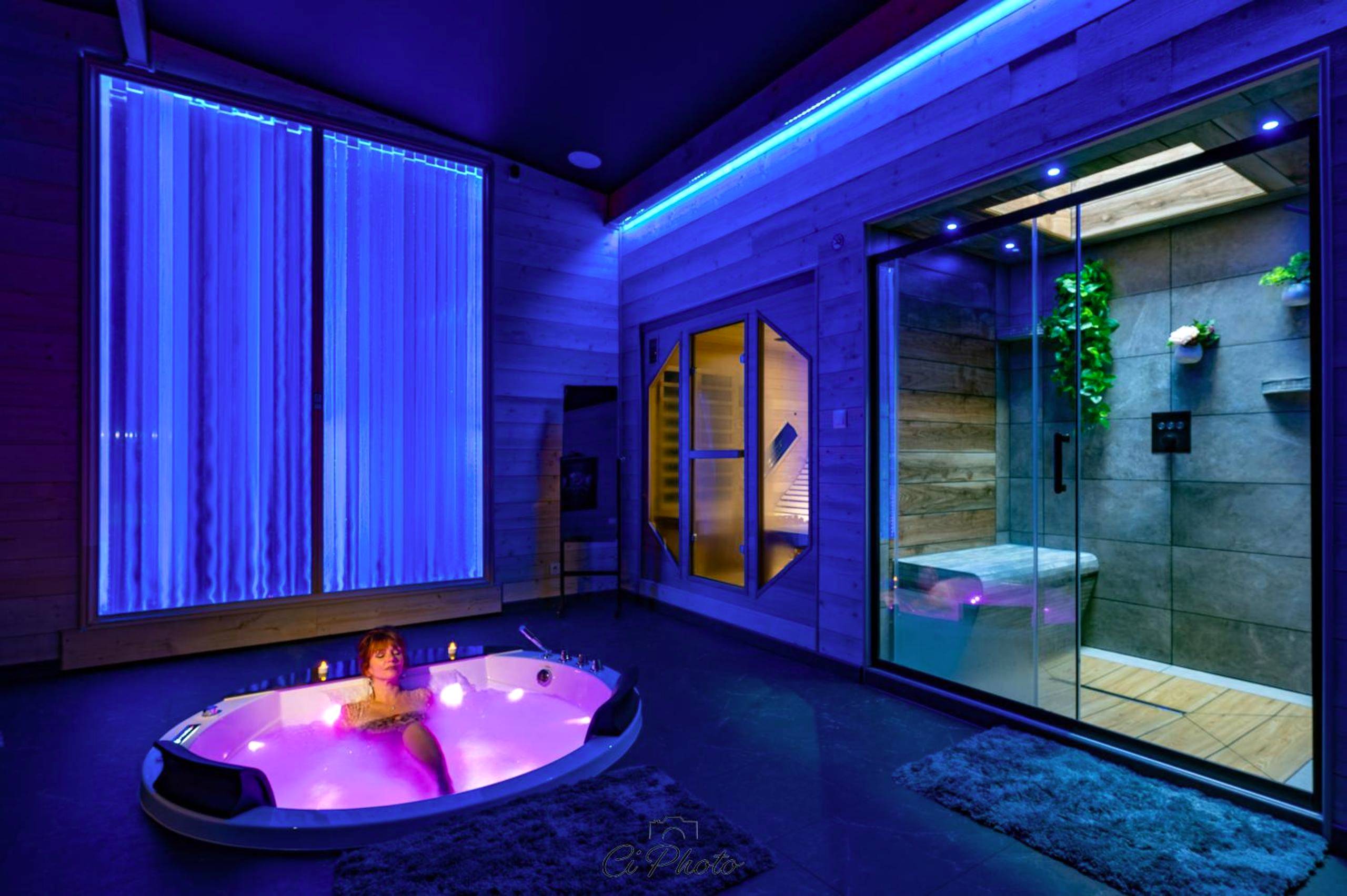Baignoire balnéo lumineuse et espace bien - être - Rien Que Nous