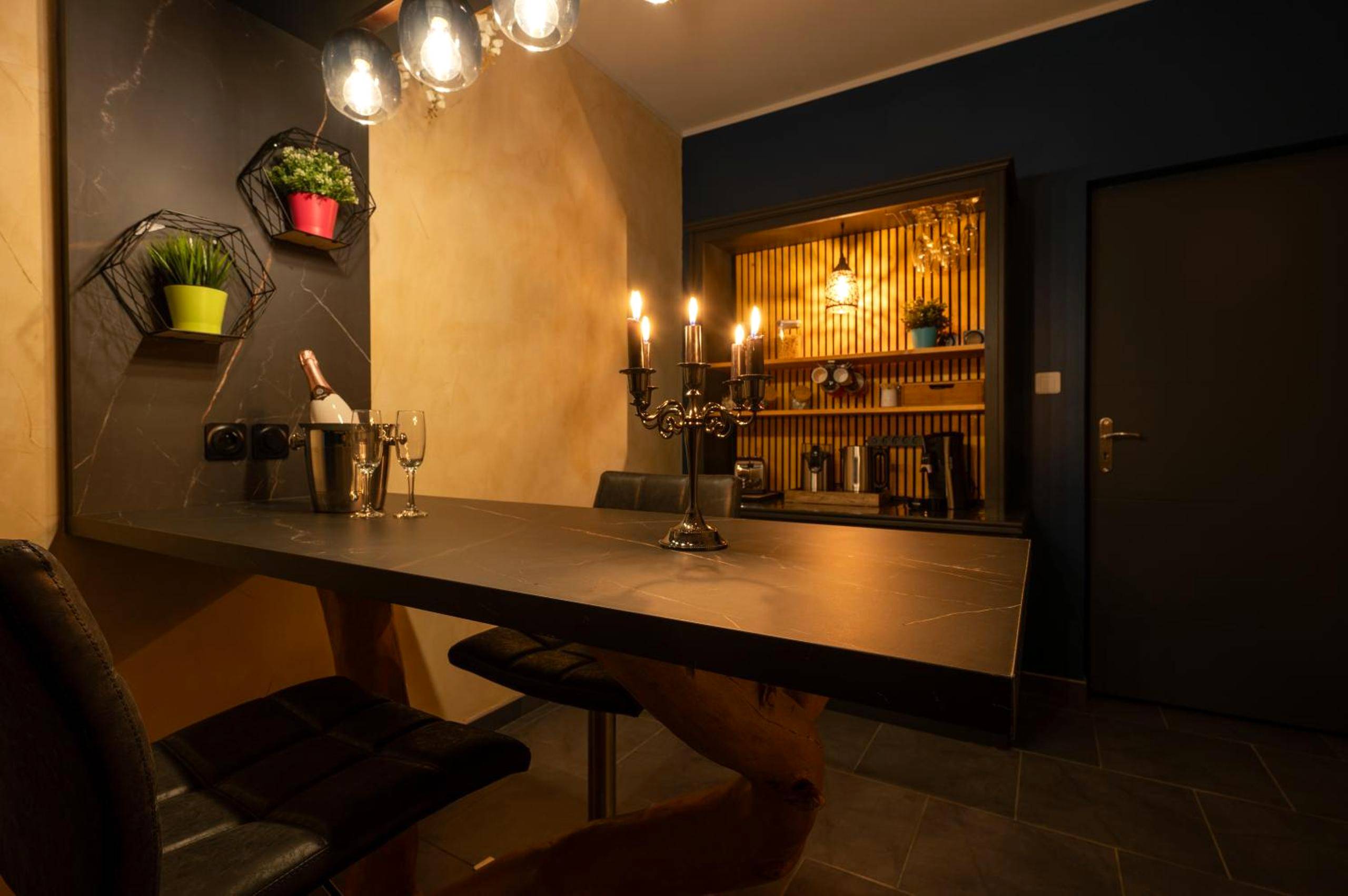 Table haute avec chandelier et seau à champagne - Rien Que Nous