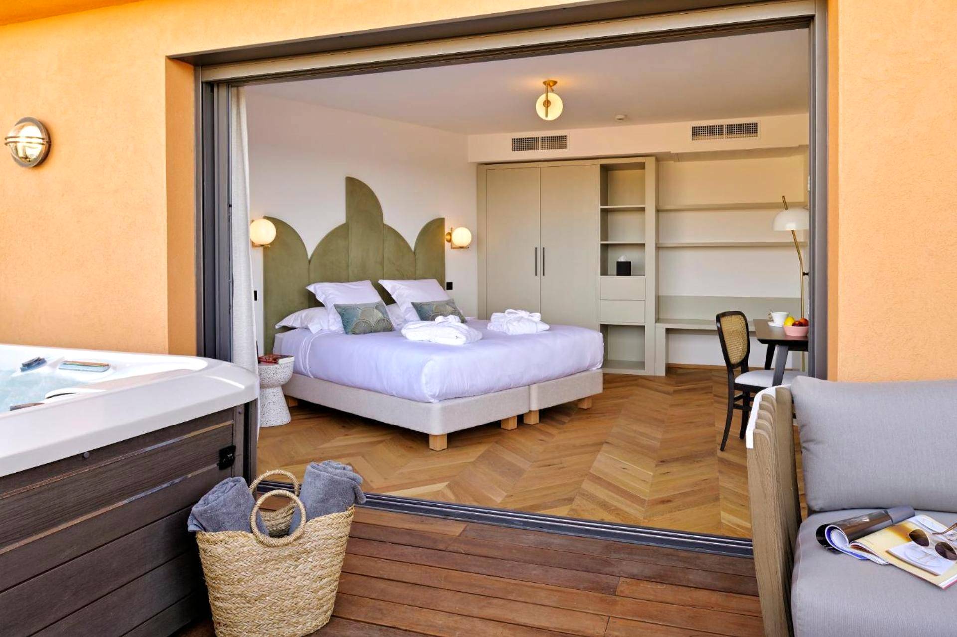 Chambre avec lit king size et jacuzzi en terrasse - Love Room L'Île - Rousse - Hôtel & Spa Rocabella