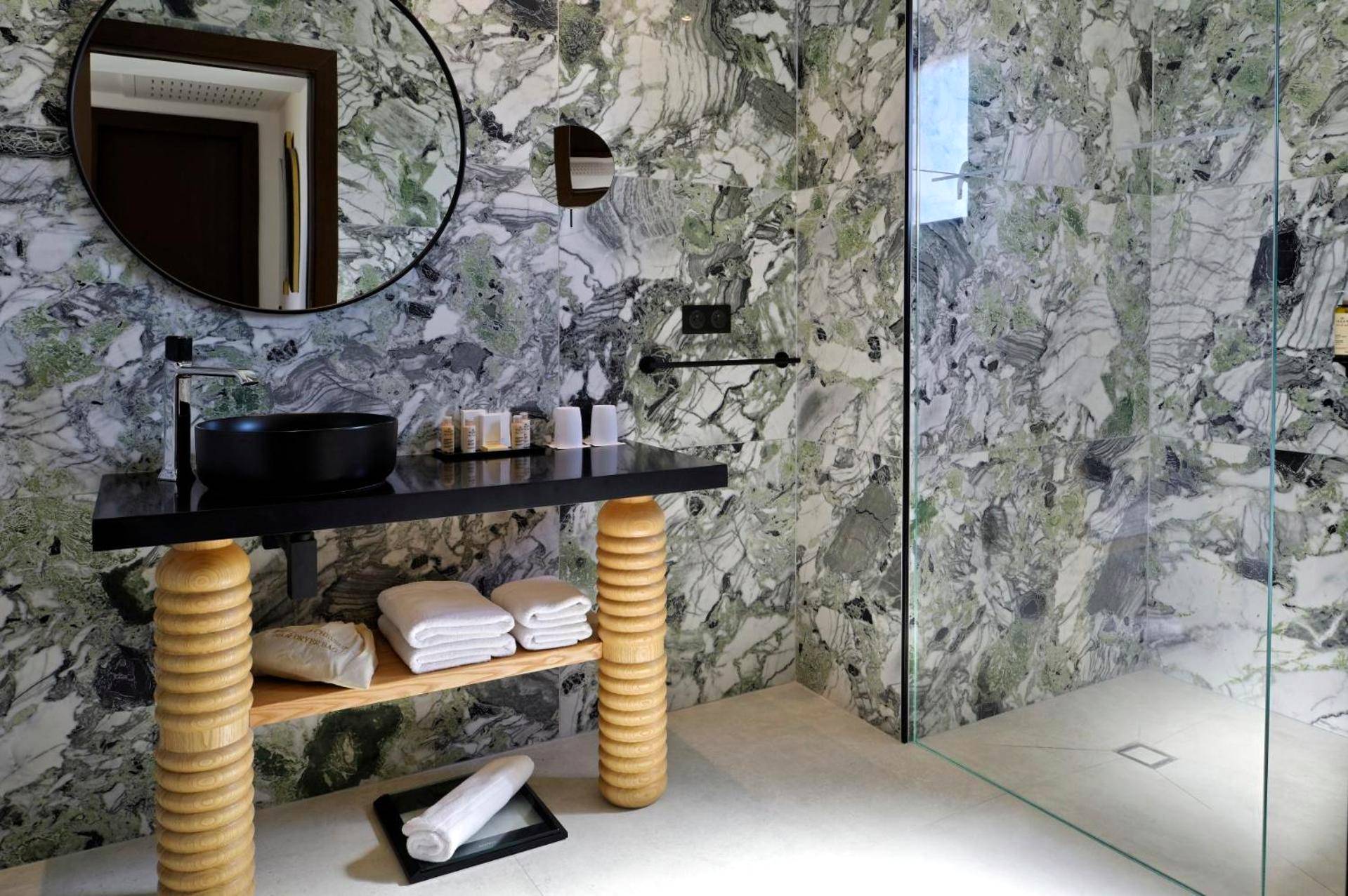 Salle de bain design en marbre vert et noir - Hôtel & Spa Rocabella