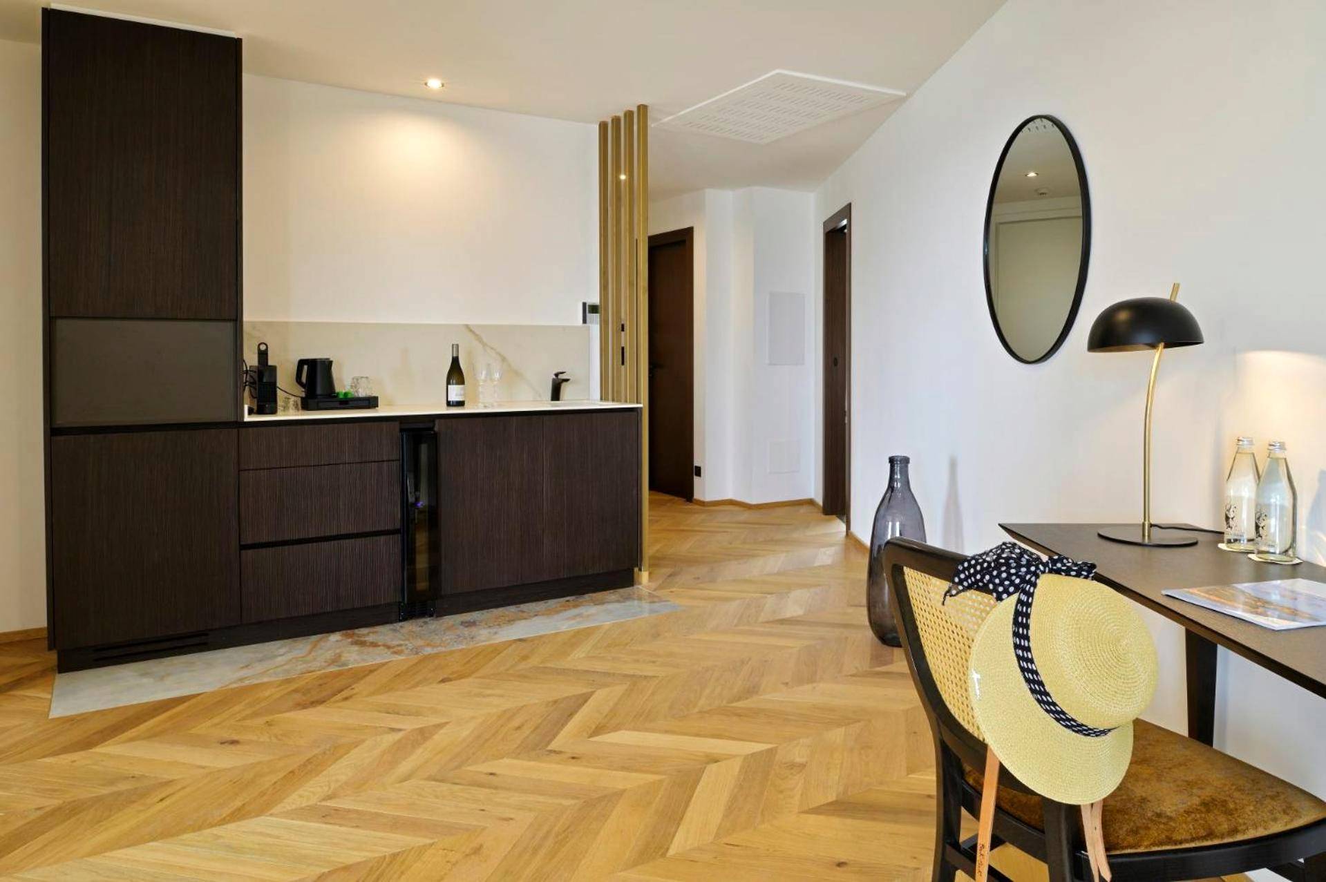 Espace cuisine moderne et coin bureau - Hôtel & Spa Rocabella