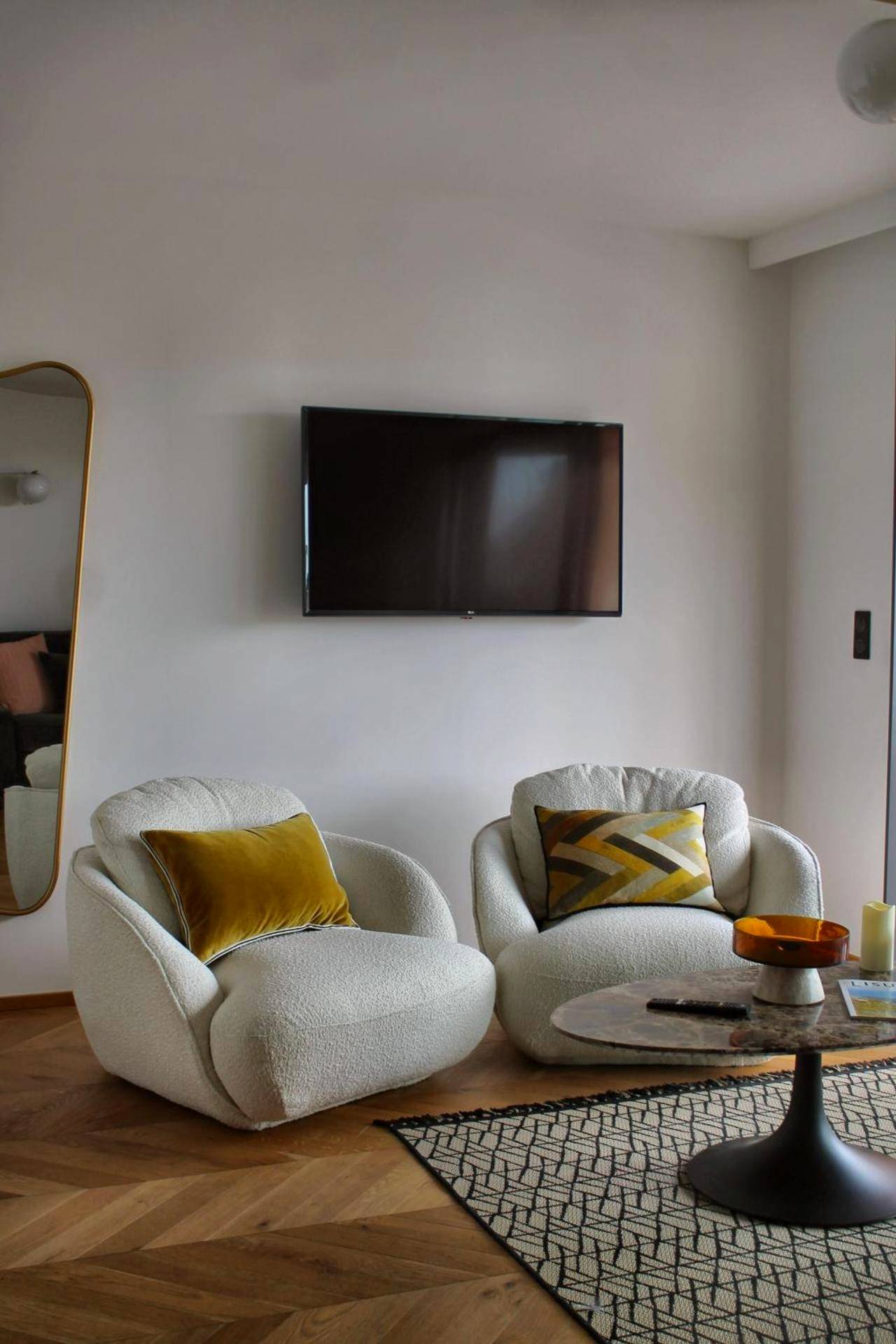 Salon avec fauteuils bouclés et télévision - Hôtel & Spa Rocabella