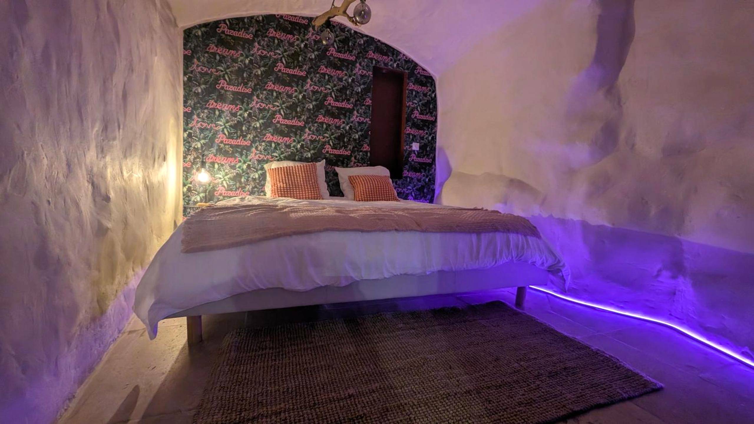 Lit double dans une alcôve troglodyte éclairée - SUITE Roch'amore troglodyte Romantique et Unique
