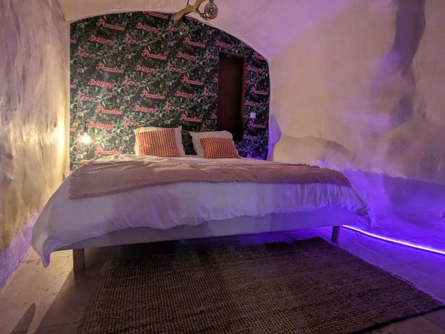 Lit double dans une alcôve troglodyte éclairée - SUITE Roch'amore troglodyte Romantique et Unique