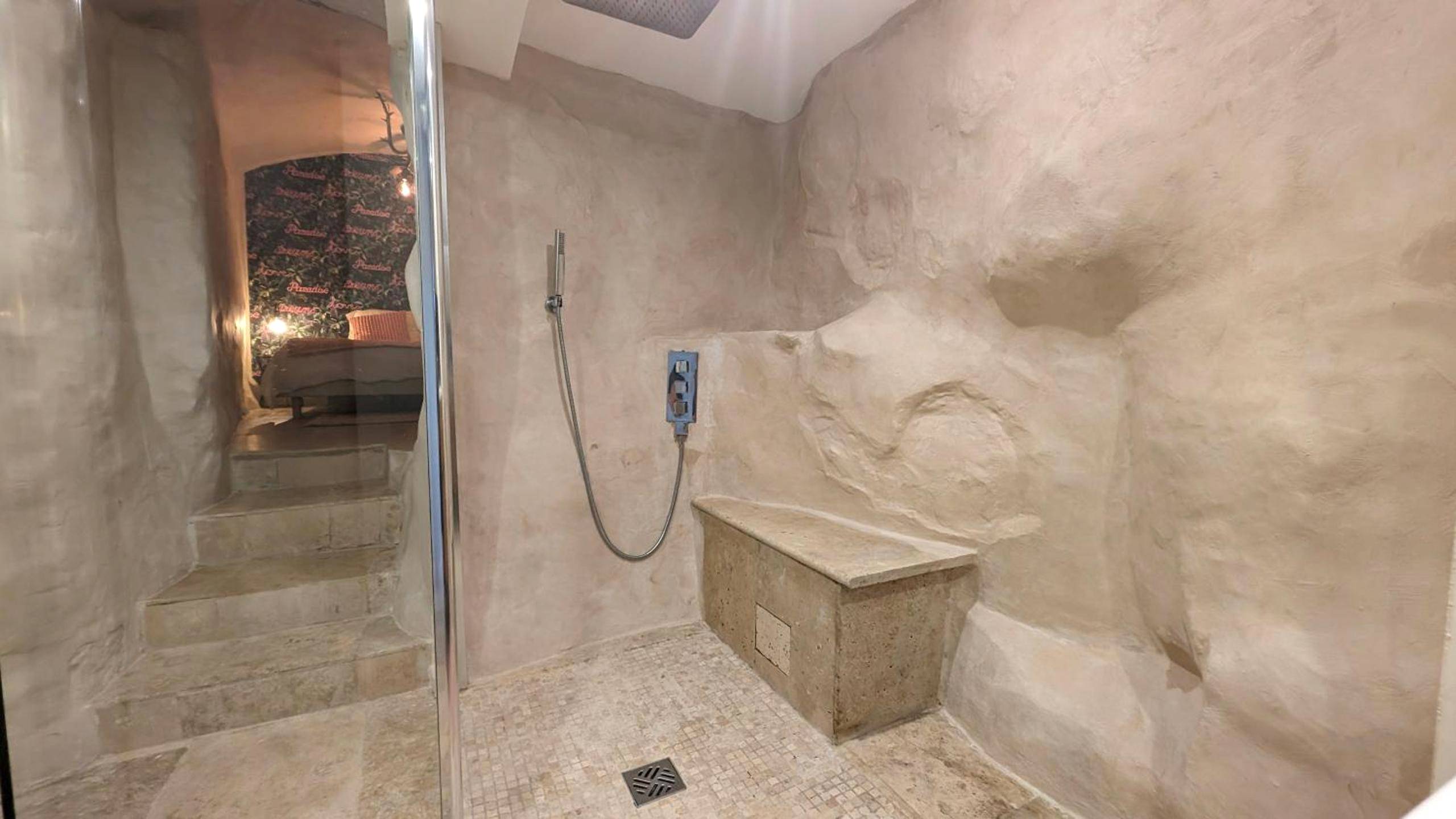 Douche à l'italienne dans la roche avec banc - SUITE Roch'amore troglodyte Romantique et Unique