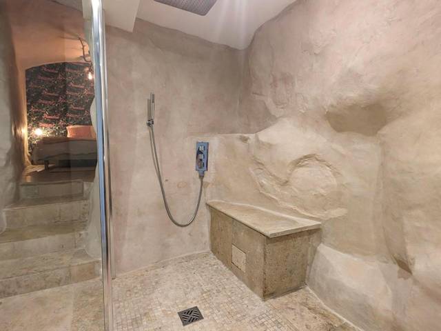 Douche à l'italienne dans la roche avec banc - SUITE Roch'amore troglodyte Romantique et Unique