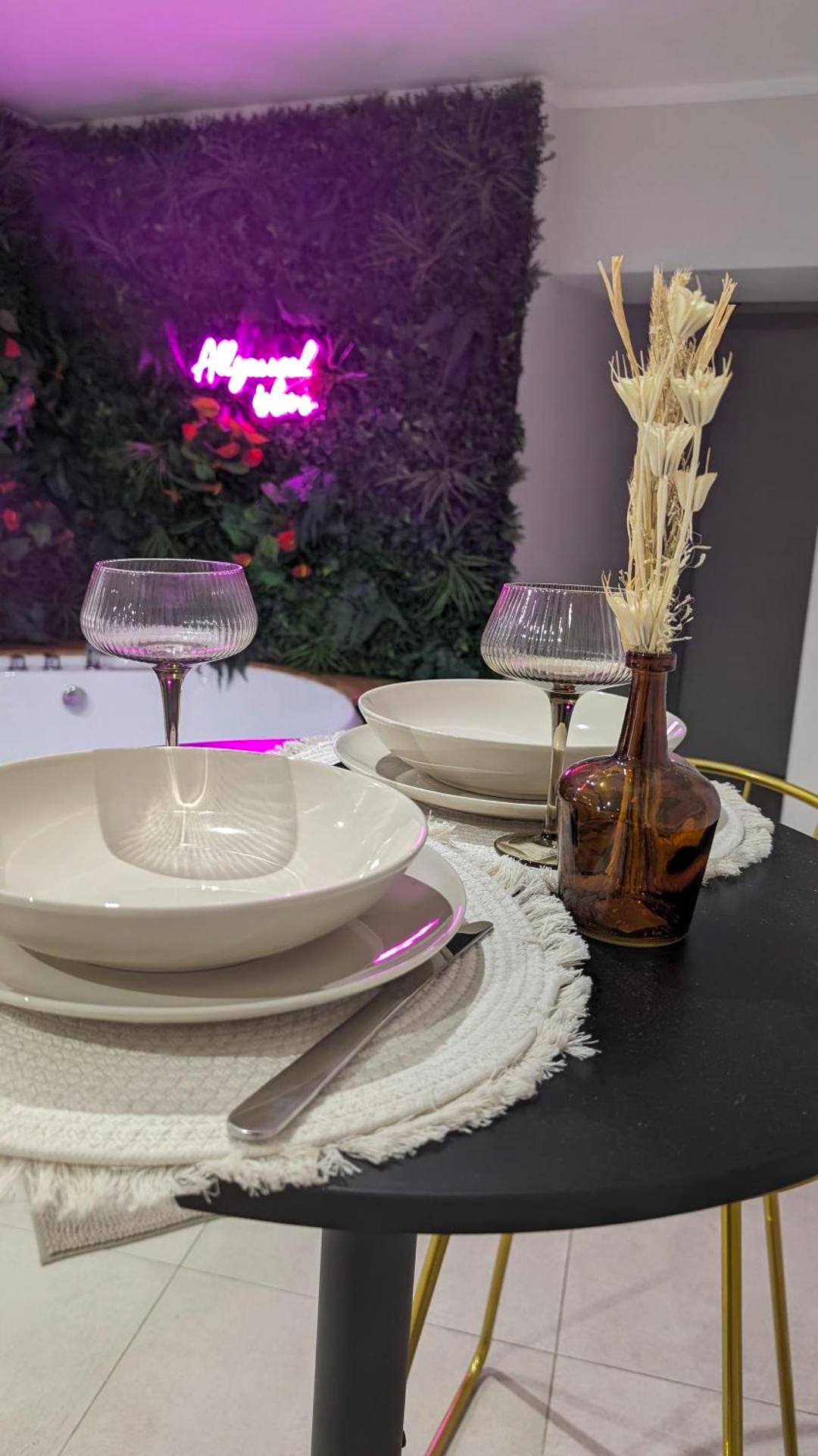 Table dressée pour deux avec verres à cocktail - SUITE Roch'amore troglodyte Romantique et Unique