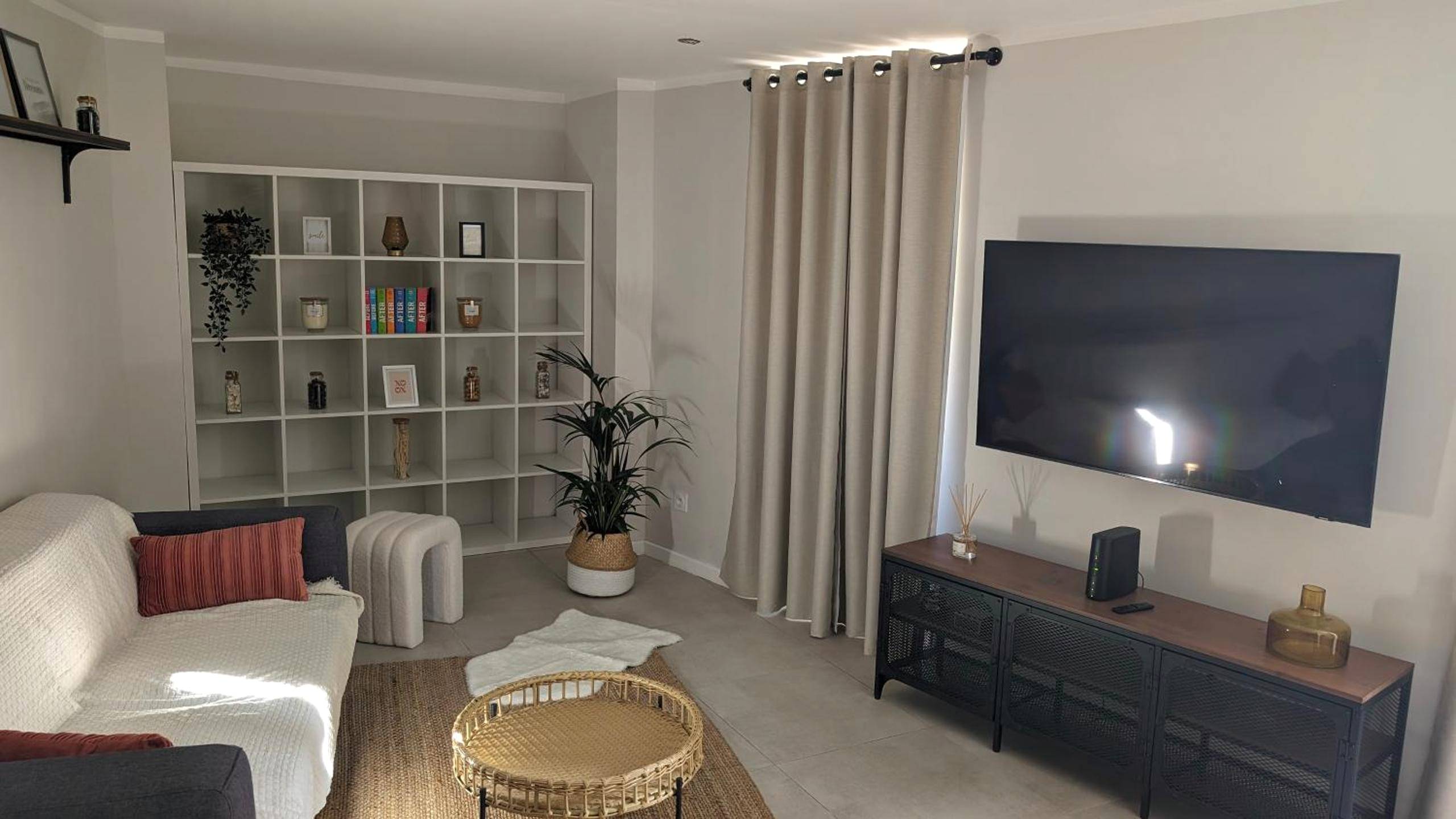 Salon moderne avec grand écran TV et canapé - SUITE Roch'amore troglodyte Romantique et Unique