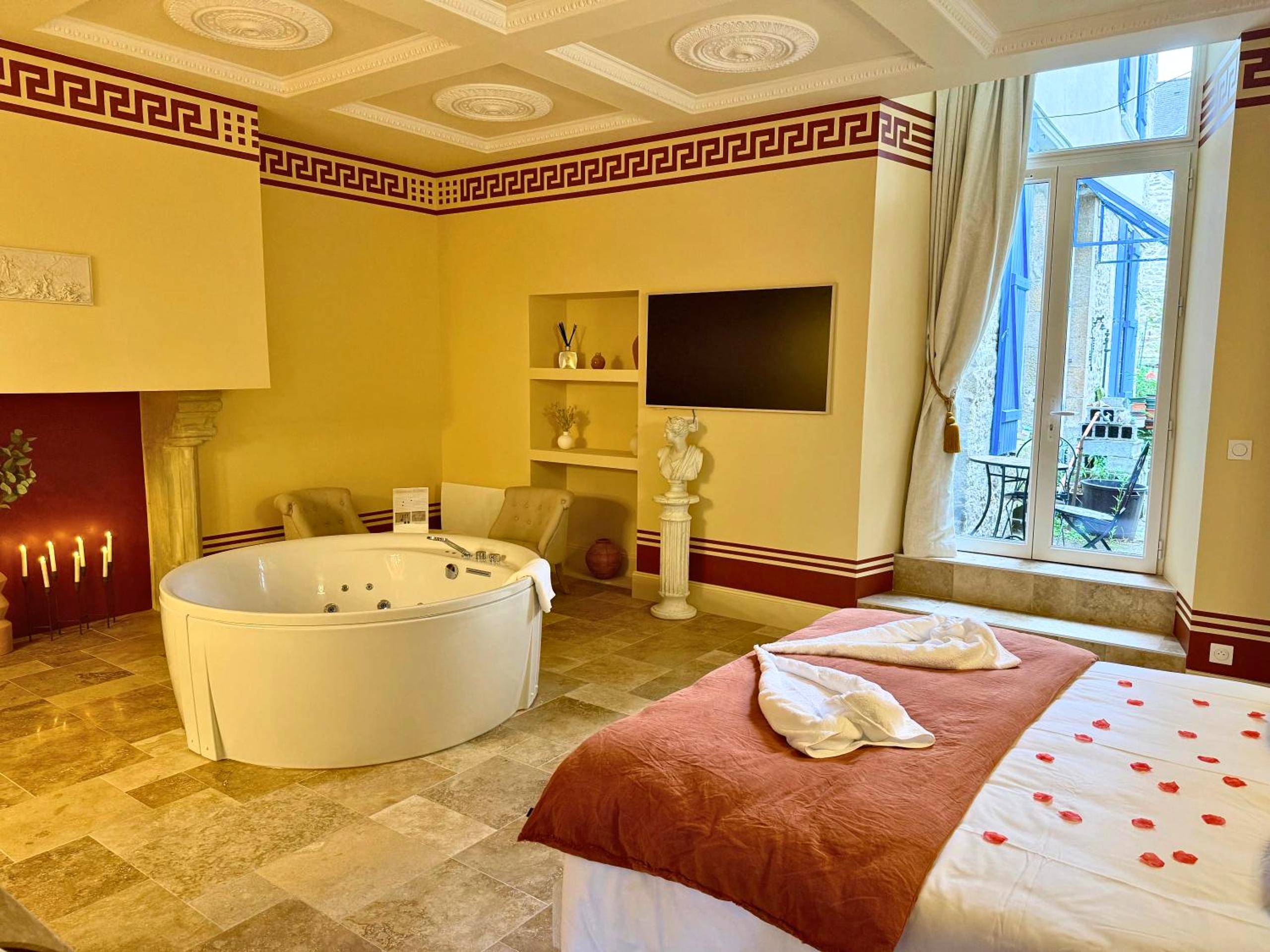 Baignoire balnéo ronde et lit avec pétales - Love Room Dinan - Roma Antiqua - Suite avec Balnéo - Centre historique
