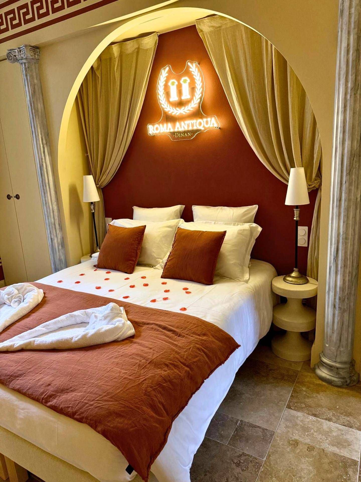 Lit double sous alcôve avec décor romain - Roma Antiqua - Suite avec Balnéo - Centre historique