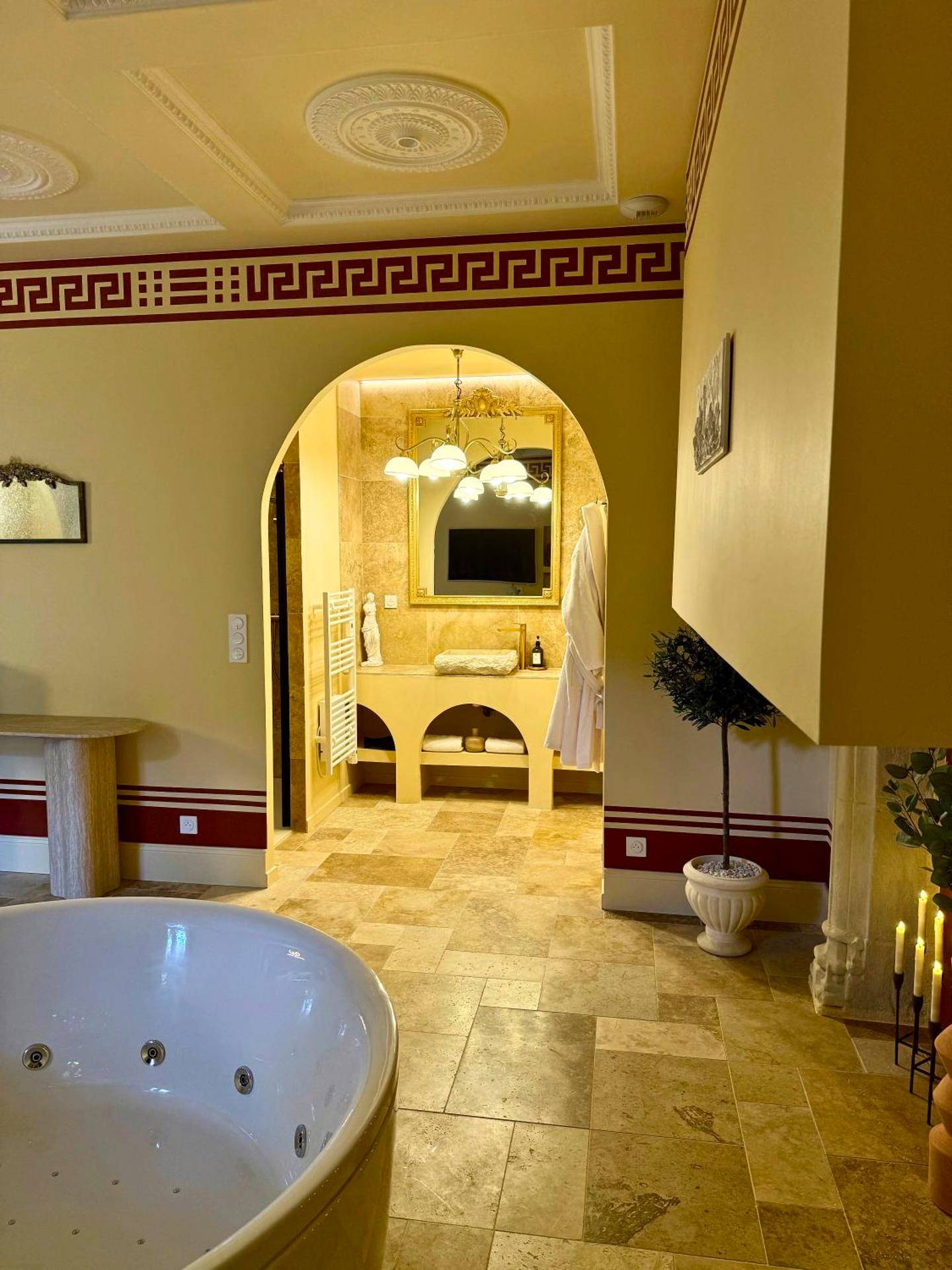 Salle de bain avec vasque en pierre et miroir - Roma Antiqua - Suite avec Balnéo - Centre historique