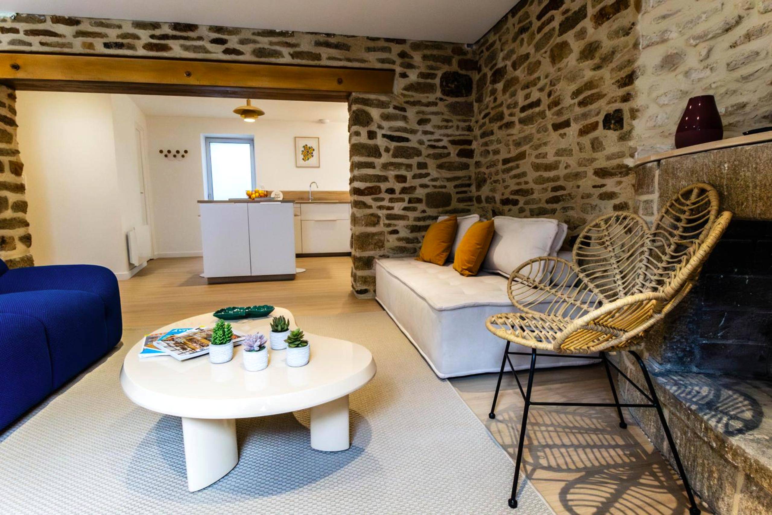 Espace séjour avec table basse et fauteuil rotin - Romance & Evasion - Centre Ville - Love Room - Balnéo