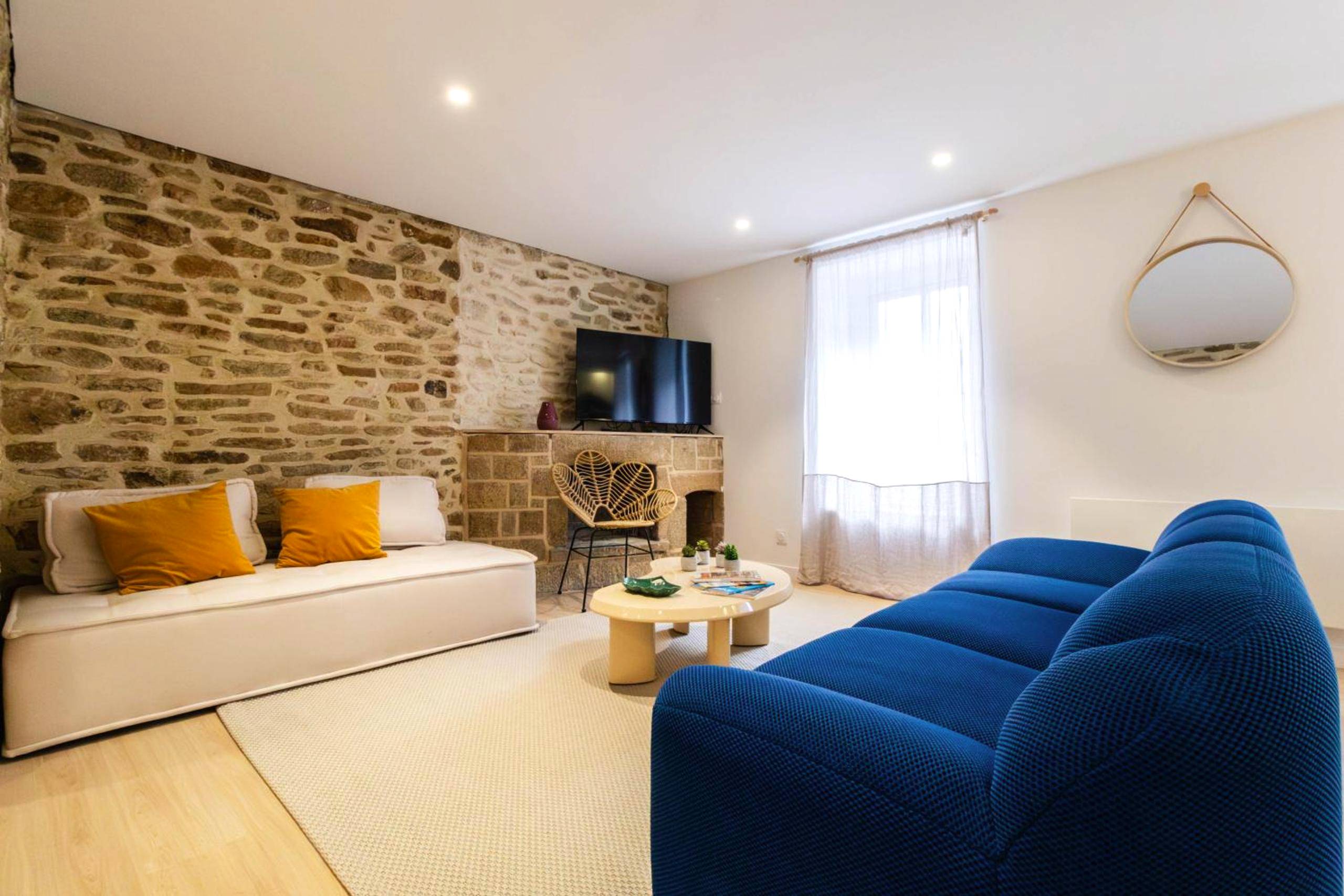 Vue d'ensemble du salon avec télévision - Romance & Evasion - Centre Ville - Love Room - Balnéo