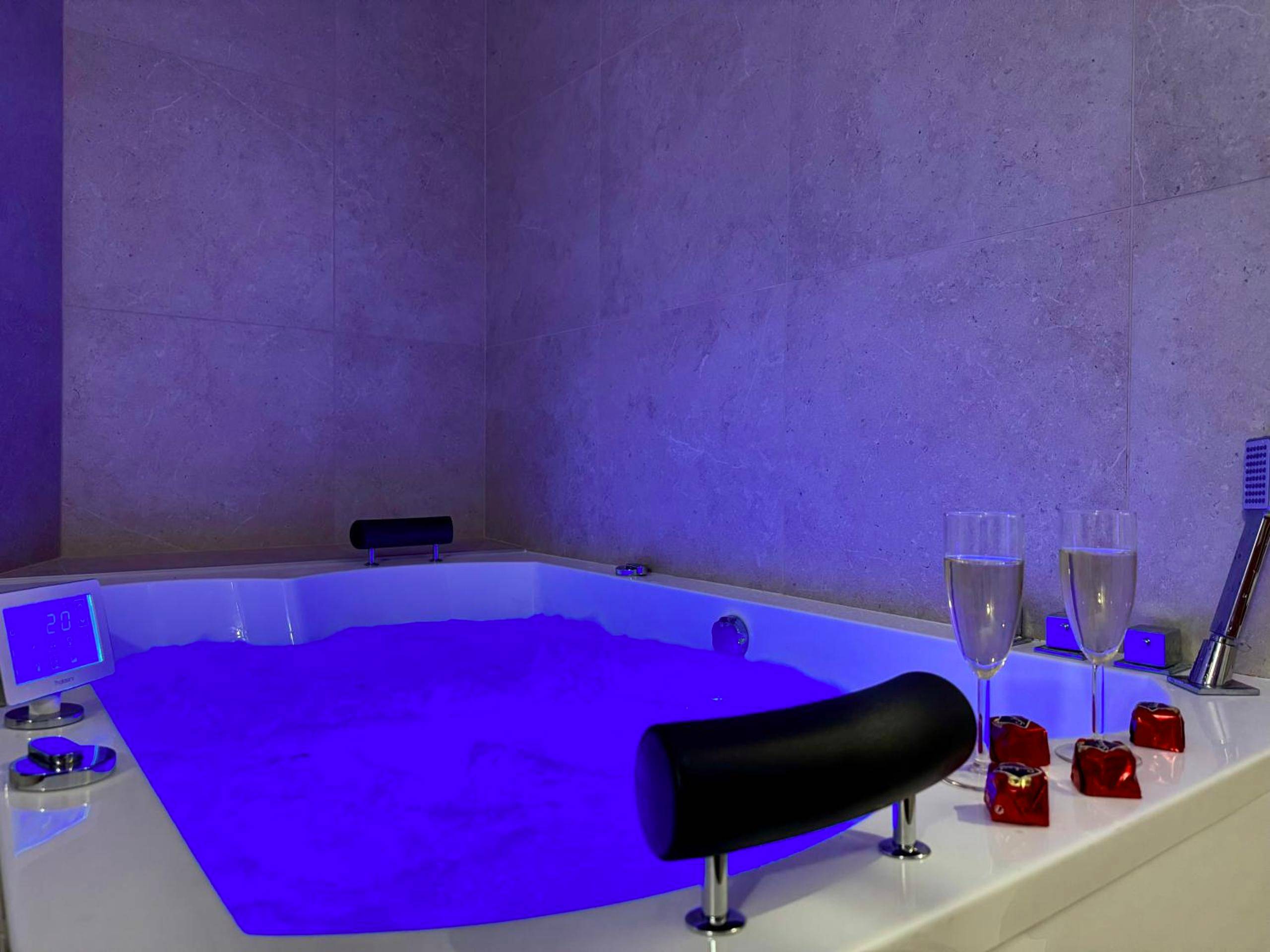 Photo du logement - Romance & Evasion - Centre Ville - Love Room - Balnéo - Quimper