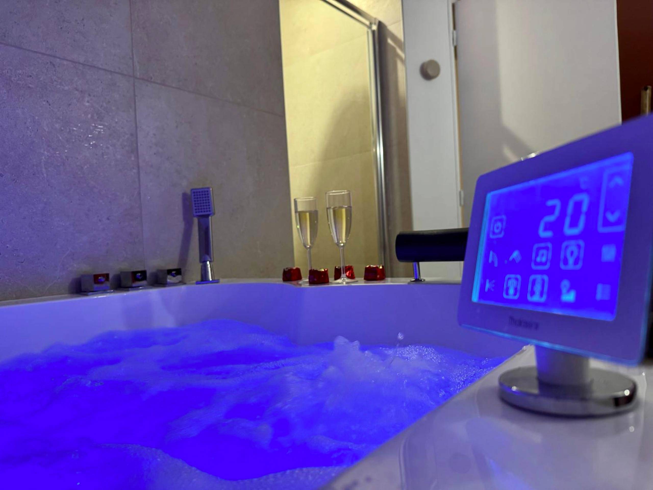 Photo du logement - Romance & Evasion - Centre Ville - Love Room - Balnéo