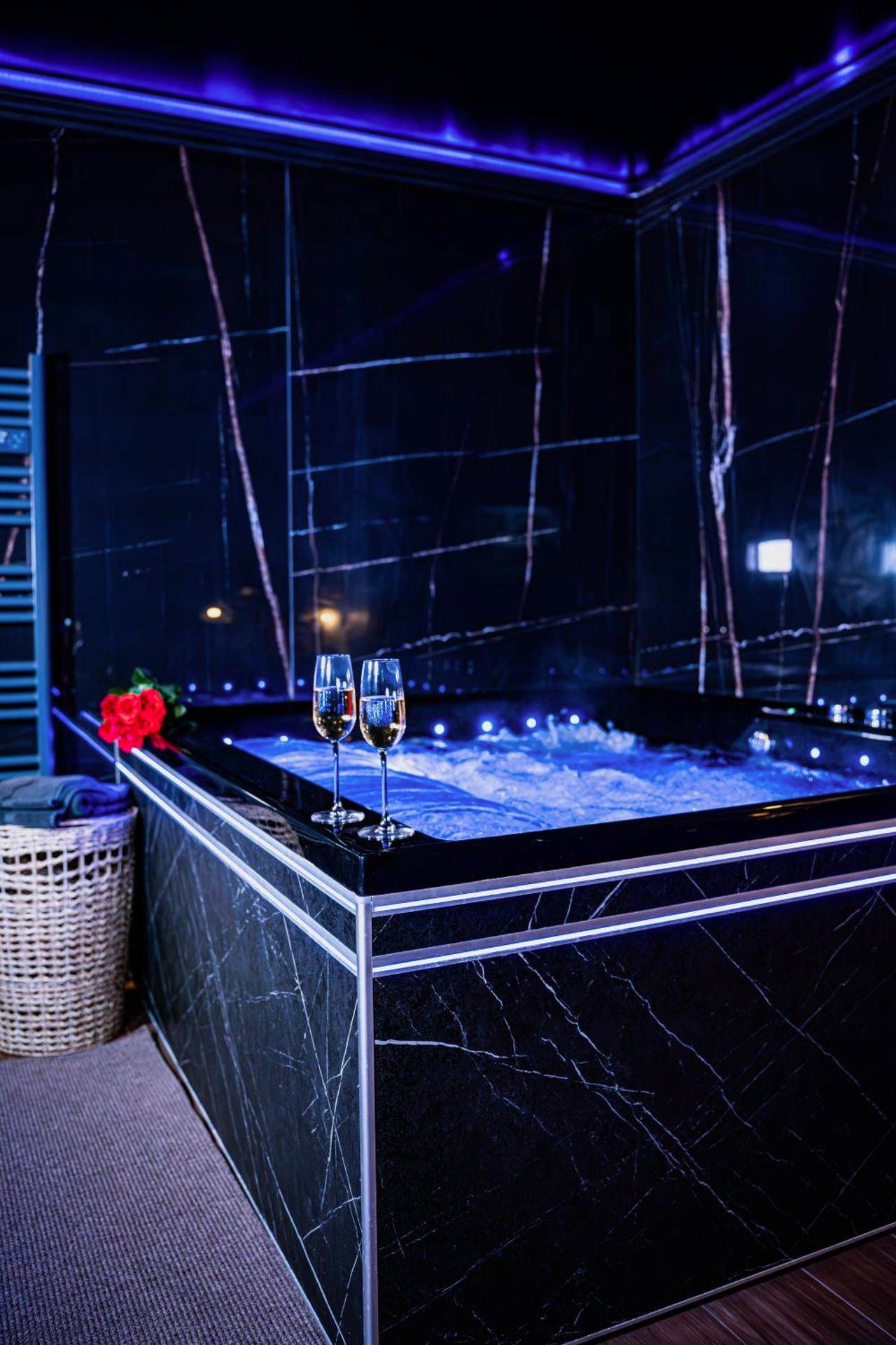 Jacuzzi en marbre noir avec coupes de champagne - Love Room Menton - ROMANCE ROOM & LOVE - JACUZZI - PARKING - Menton