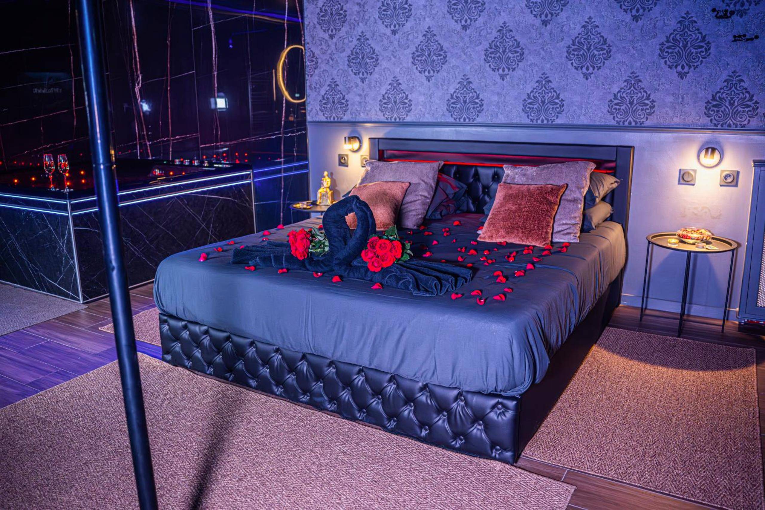 Lit double avec pétales de rose et cygne en drap - ROMANCE ROOM & LOVE - JACUZZI - PARKING - Menton