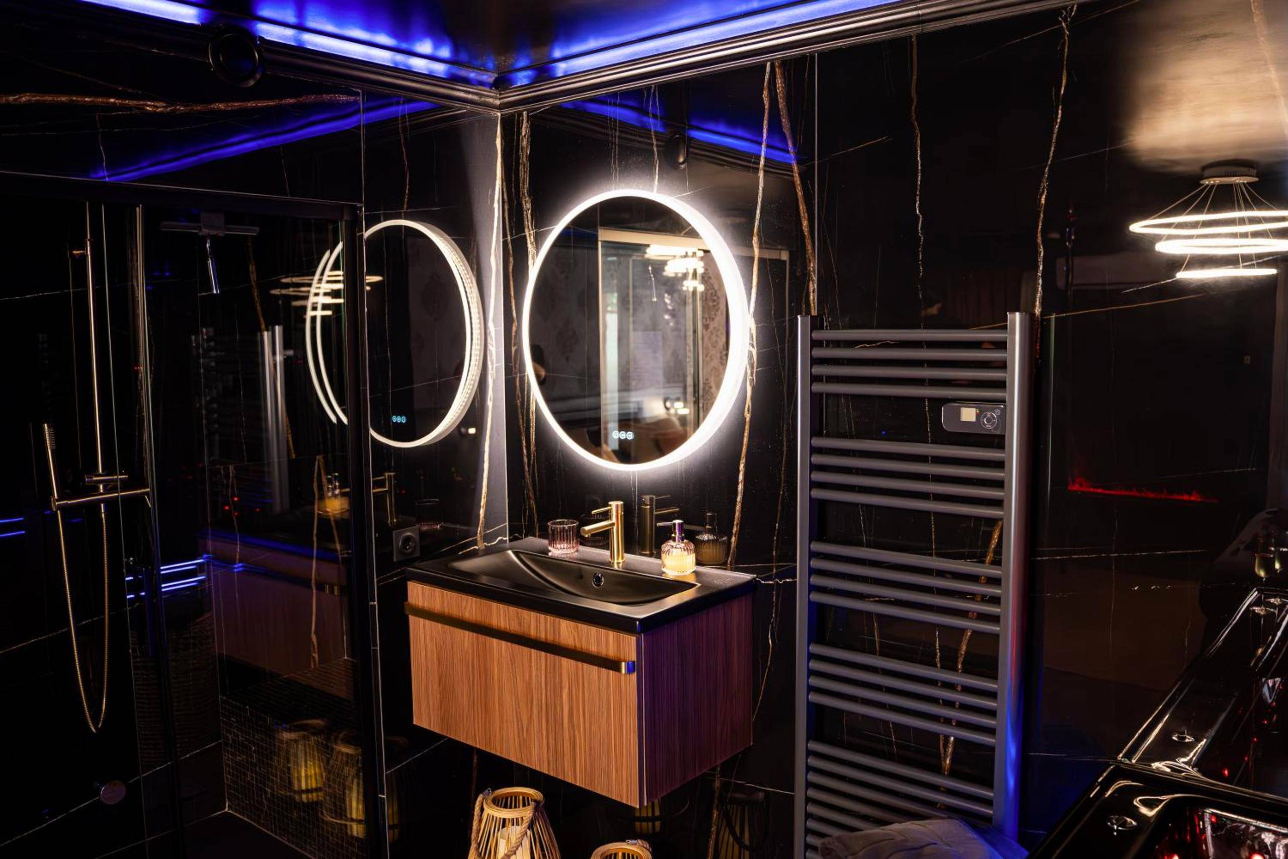 Vasque moderne et miroir rond rétroéclairé - ROMANCE ROOM & LOVE - JACUZZI - PARKING - Menton