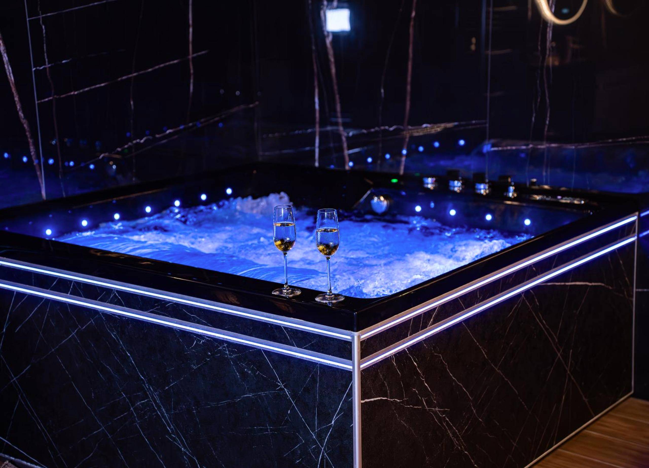 Baignoire balnéo éclairée avec jets massants - ROMANCE ROOM & LOVE - JACUZZI - PARKING - Menton