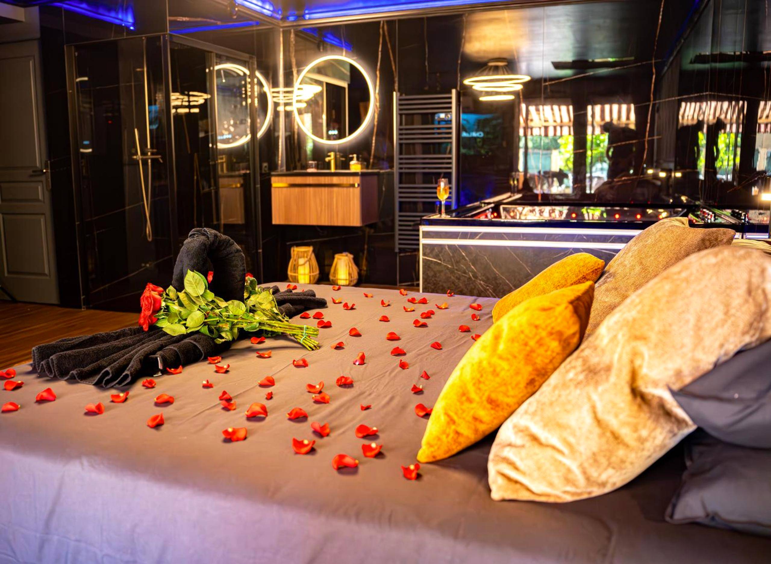 Vue d'ensemble de la suite avec lit et jacuzzi - ROMANCE ROOM & LOVE - JACUZZI - PARKING - Menton