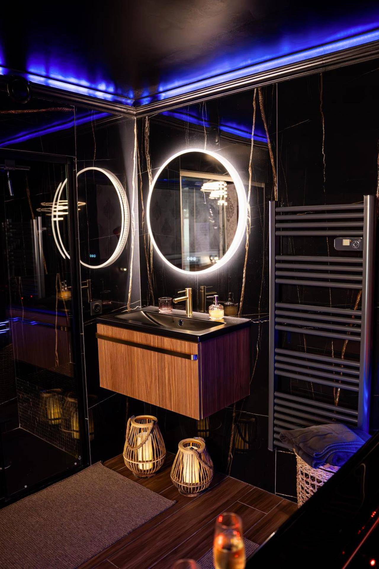 Photo du logement - ROMANCE ROOM & LOVE - JACUZZI - PARKING - Menton