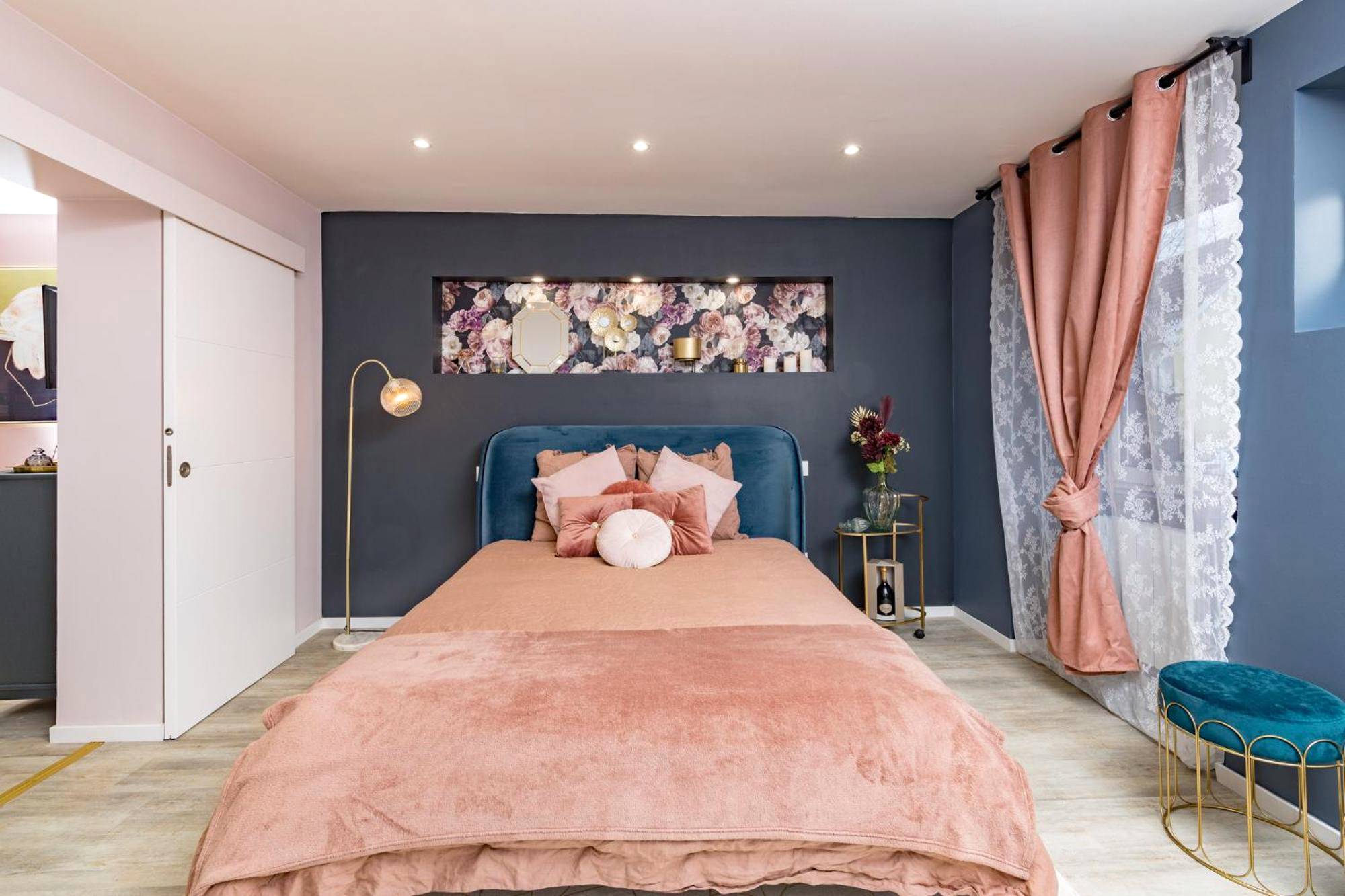 Lit double avec tête de lit bleue et alcôve - @Romantic Suite & Spa @Jacuzzi @ Parking gratuit @