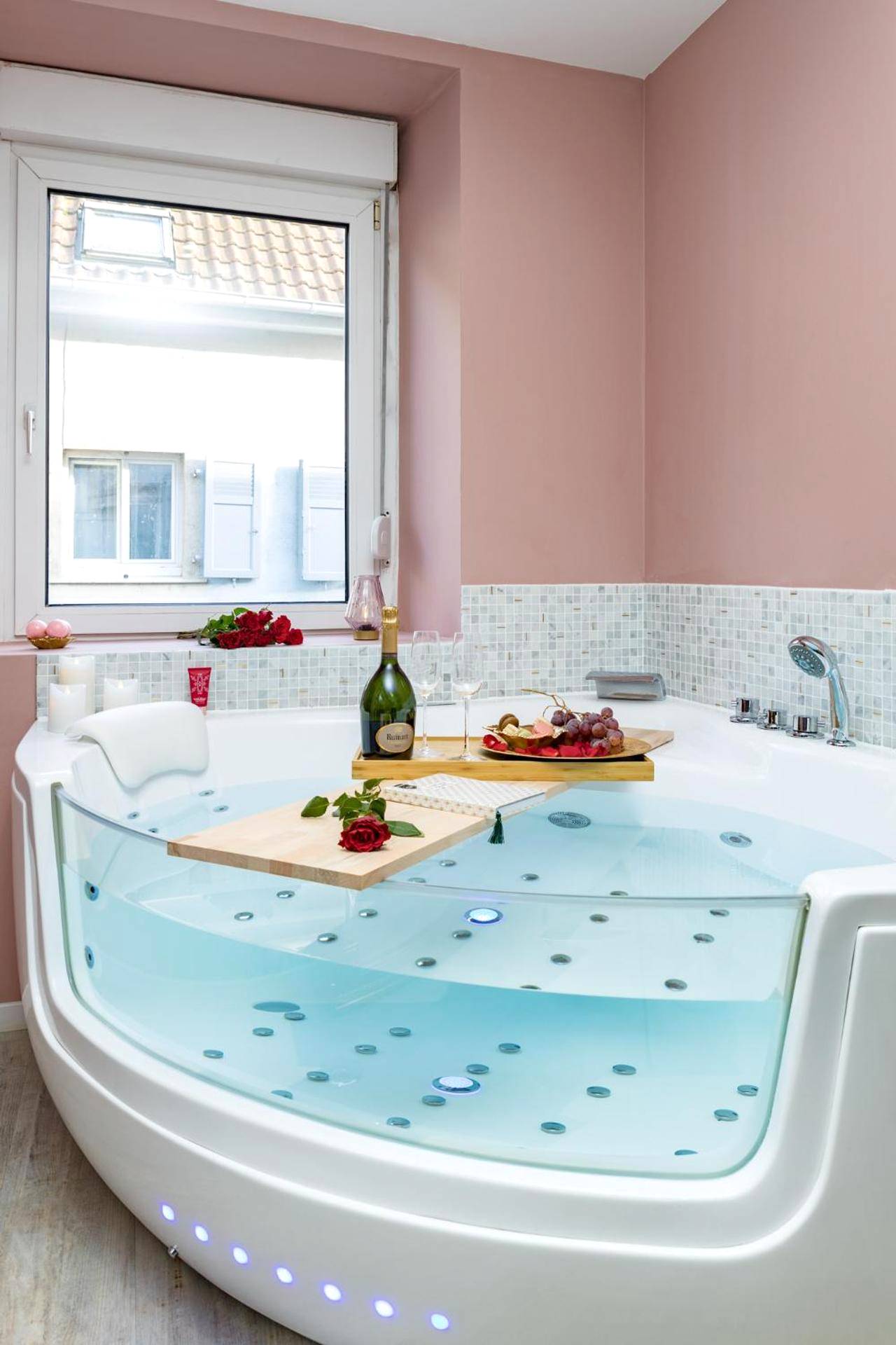 Baignoire balnéo vitrée avec rose et champagne - @Romantic Suite & Spa @Jacuzzi @ Parking gratuit @